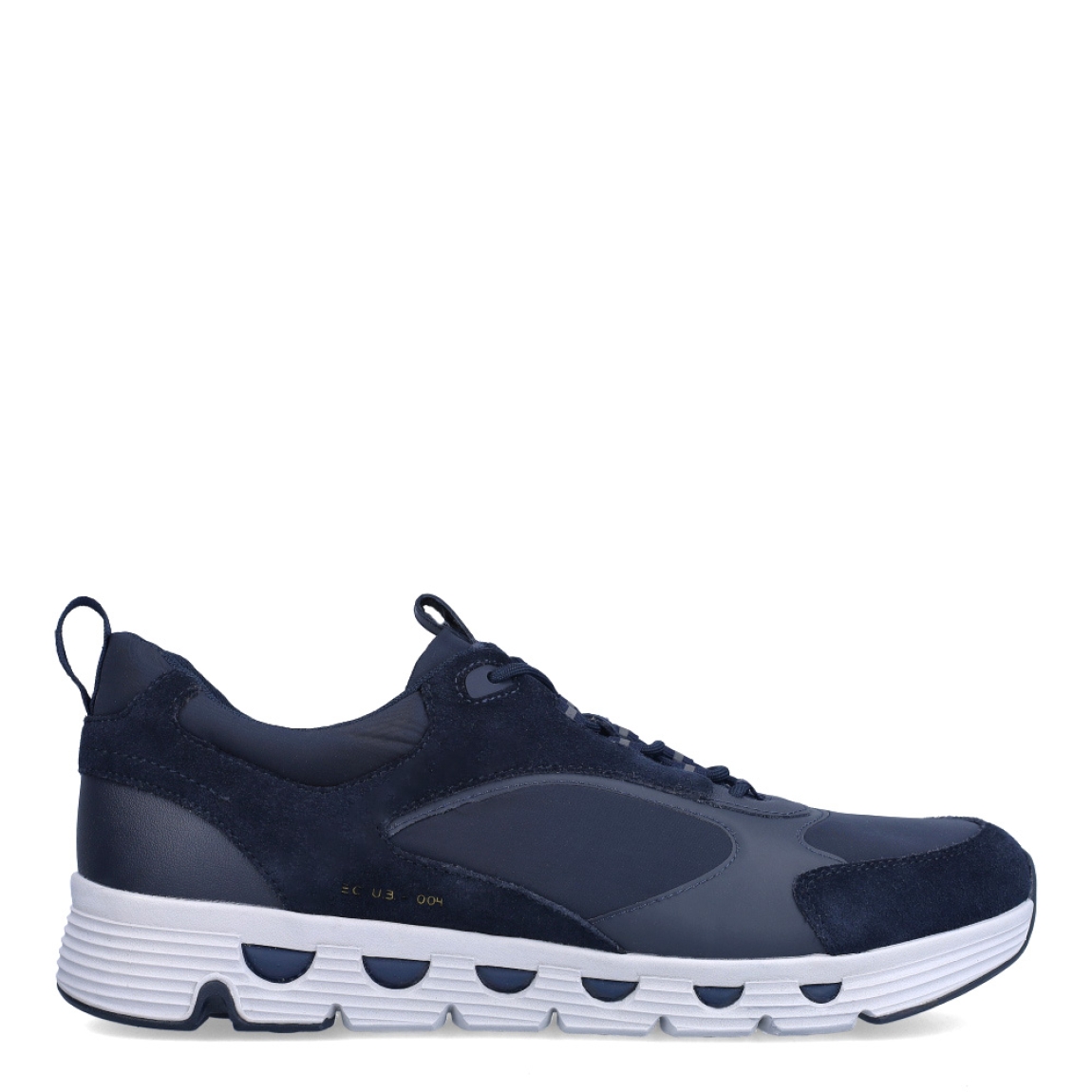 Deportiva de la marca Geox, modelo SHPERICA. Exterior de la deportiva de piel de color zul marino. Interior de la deportiva en textil de color negro. Cierre de la deportiva con cordones. Suela de goma de 2 cm de cuña. Este modelo presenta un estilo icónico e innovador. La Geox Spherica de hombre es una deportiva que revoluciona el concepto mismo de deportiva ofreciendo transpirabilidad, bienestar y amortiguación superiores.