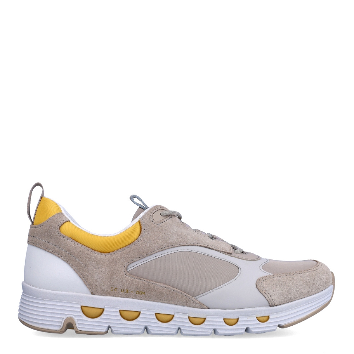 Deportiva de la marca Geox, modelo SHPERICA. Exterior de la deportiva en ante color beig. Interior de la deportiva en textil de color blanco. Cierre de la deportiva con cordones. Suela de goma de 2 cm de cuña. Este modelo presenta un estilo icónico e innovador. La Geox Spherica de hombre es una deportiva que revoluciona el concepto mismo de deportiva ofreciendo transpirabilidad, bienestar y amortiguación superiores.