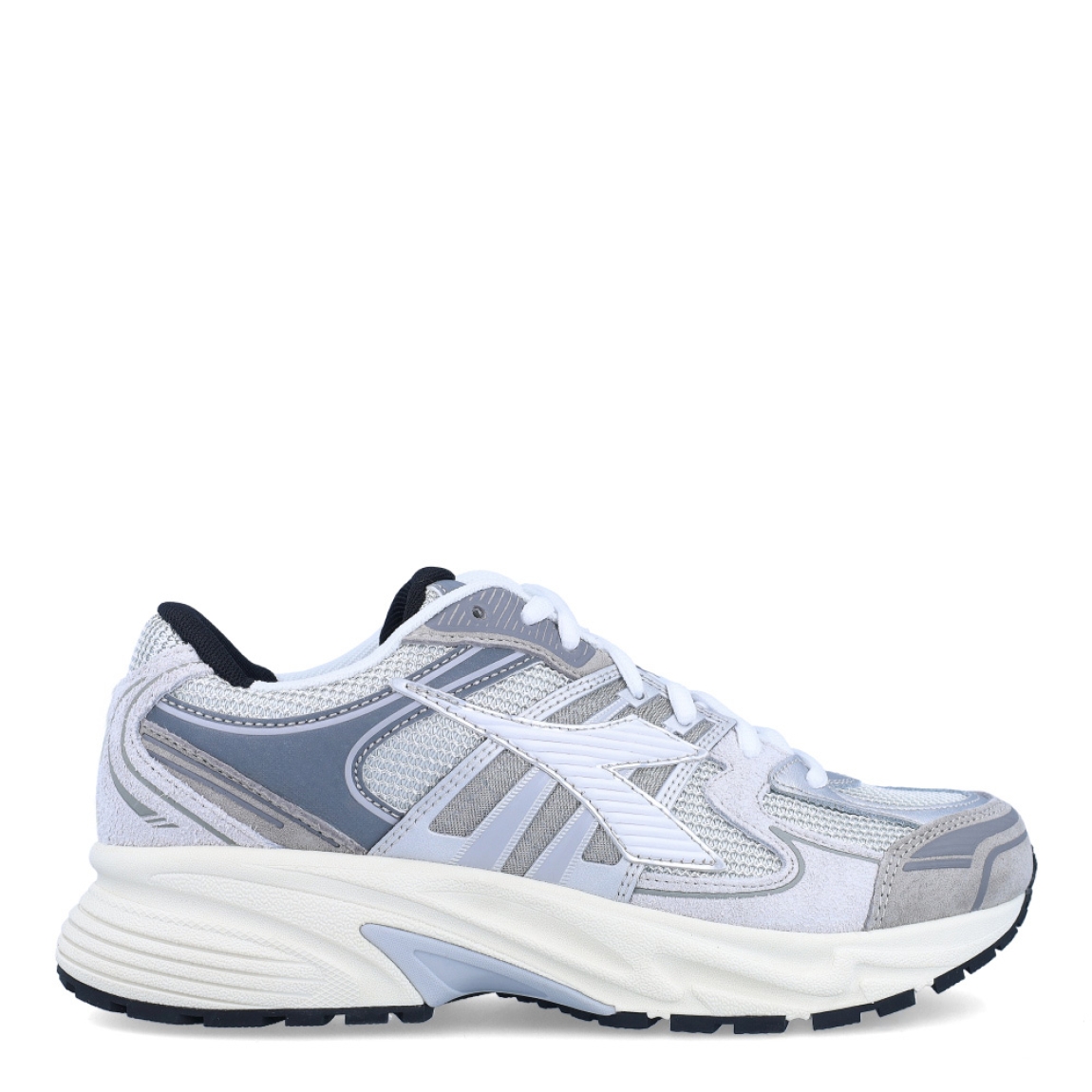 Deportivas de la marca Diadora, modelo MYTHOS STAR. Exterior en naylon color plata con detalles en blanco y gris. Interior en textil color negro, con plantilla acolchada y extraíble para máxima comodidad. Cierre con cordones de color blanco. Suela de goma con cuña de 4cm de altura. Estas deportivas MYTHOS STAR son unas clásicas ideales para llevar en tu día a día.
