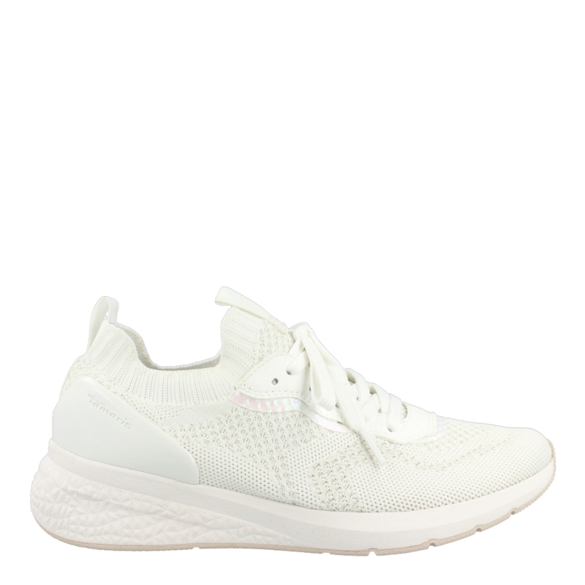 Deportivas transpirables de la marca Tamaris, modelo C23. Exterior de las deportivas en tela color blanco con detalles de escarchado. Interior de las deportivas en tela color blanco. Cierre de las deportivas con cordones blancos. Deportivas Tamaris con cuña de 2cm de altura. Estas deportivas Tamaris C23 son unas clásicas en tu armario, las necesitarás para crear diferentes looks con la mejor comodidad!