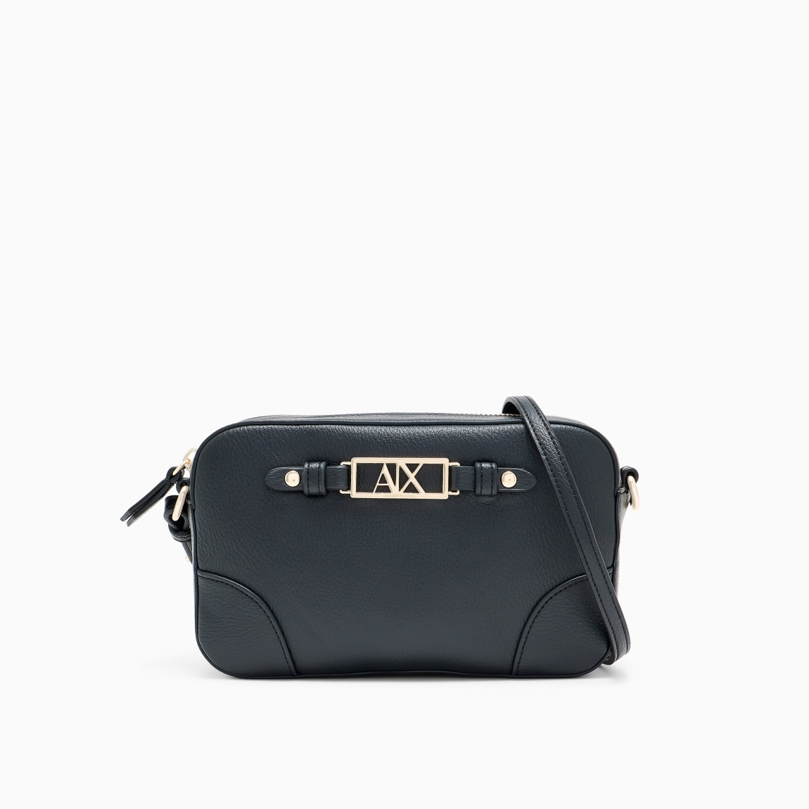 Bolso de la marca Armani Exchange, modelo ASTRID. Bolso elaborado en piel color negro con grabado de logo en metal en la parte delantera. Bolso Armani Exchange con diseño funcional es el complemento idóneo para moverte por la ciudad con total libertad. Su silueta minimalista se adapta con naturalidad a tu ritmo diario, ofreciendo una estética limpia y contemporánea. Presenta un cierre de cremallera superior para resguardar tus pertenencias y una correa ajustable que permite llevarlo cruzado o al hombro. En el panel frontal destaca una placa metálica y unas costuras decorativas que definen su estructura. El acabado exterior resistente asegura una gran durabilidad y un aspecto impecable en cada uso. No te puede faltar en el armario. Medidas: alto 13cm y ancho 21cm.