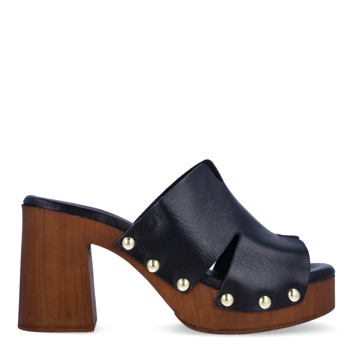 Sandalias de la marca Itse, modelo SILVA. Exterior en piel color negro con detalle de tachuelas doradas. Interior en piel color negro. Suela de goma con tacón de 8cm de altura. Estas sandalias Itse SILVA son ideales para esta temporada!