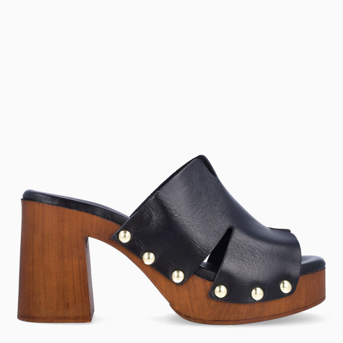 Sandalias de la marca Itse, modelo SILVA. Exterior en piel color negro con detalle de tachuelas doradas. Interior en piel color negro. Suela de goma con tacón de 8cm de altura. Estas sandalias Itse SILVA son ideales para esta temporada!