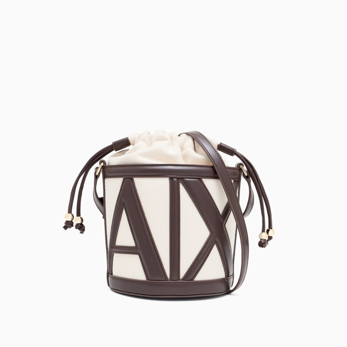 Bolso tipo cubo de la marca Armani Exchange, modelo RACHEL. Bolso elaborado en lona color marrón. Tiene una silueta depurada, definida por líneas suaves y una paleta de colores neutros, se presta a innumerables combinaciones de estilo, con logo en todo el bolso. Con asas extraíbles de hombro. Bolso Armani Exchange RACHEL, un accesorio imprescindible para la mujer moderna que busca un toque de lujo discreto, perfecto para guardar sus secretos cotidianos con elegancia y sofisticación.