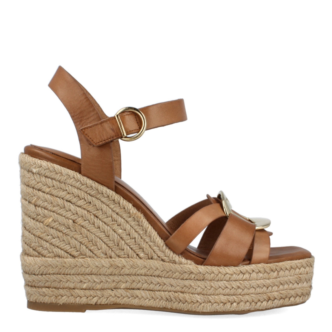 Alpargargatas de la marca Tamaris, modelo ANAHI. Exterior de las alpargatas en piel color marrón con adorno metálico dorado en parte de la pala. Interior de las alpargatas en piel color marrón. Cierre con hebilla y cuña de 10cm de altura. Estas alpargatas Tamaris ANAHI son un complemento ideal para esta temporada, podrás crear diferentes looks y disfrutar de la comodidad máxima que ofrece este producto.