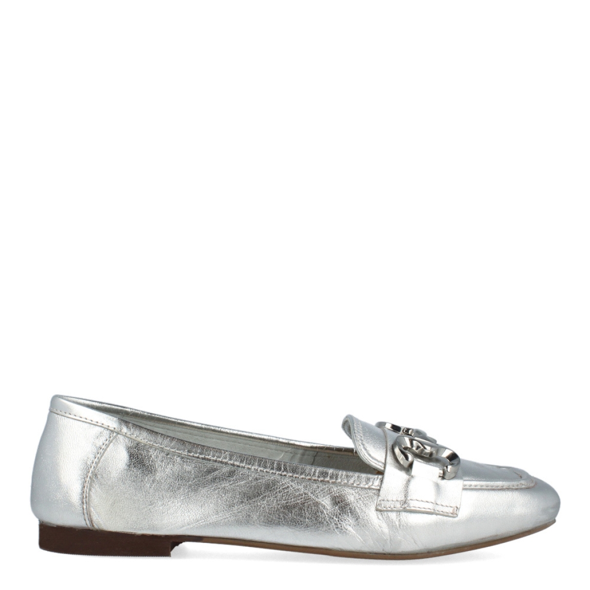 Mocasines de la marca Top 3 Shoes, modelo ANIE. Exterior de los mocasines en piel color platino con detalle de adorno cadena metalizada en la pala. Interior de los mocasines en piel color gris con plantilla acolchada. Mocasines con suela plana. Estos mocasines Top 3 Shoes ANIE son un complemento tendencia para esta temporada, el color y diseño te ayudará a crear looks que resalten de los demás. No pueden faltar en el armario.
