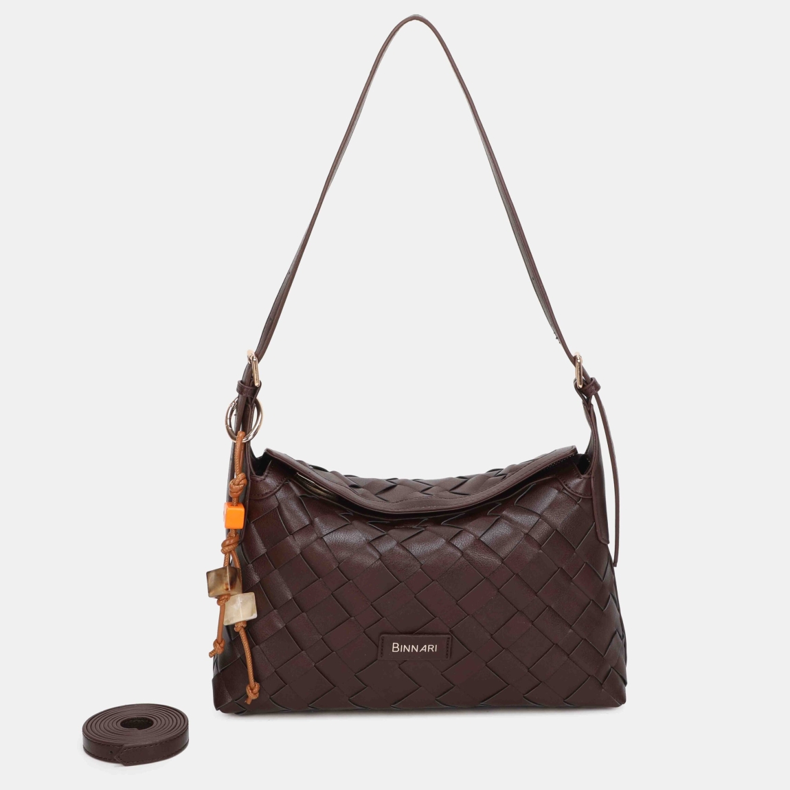 Bolso hombro de la marca Binnari, modelo ALEJANDRA. Bolso confeccionado en pu trenzado de alta calidad color marrón. Tiene 3 compartiementos en su interior, uno de ellos con cremallera, aportando así mayor seguridad.Además tiene un asa en su interior para poder llevarlo como bandolera, 2 en 1. Bolso Binnari ALEJANDRA, complemento ideal para llevar a todos lados! Medidas: alto 19cm y ancho 30cm.