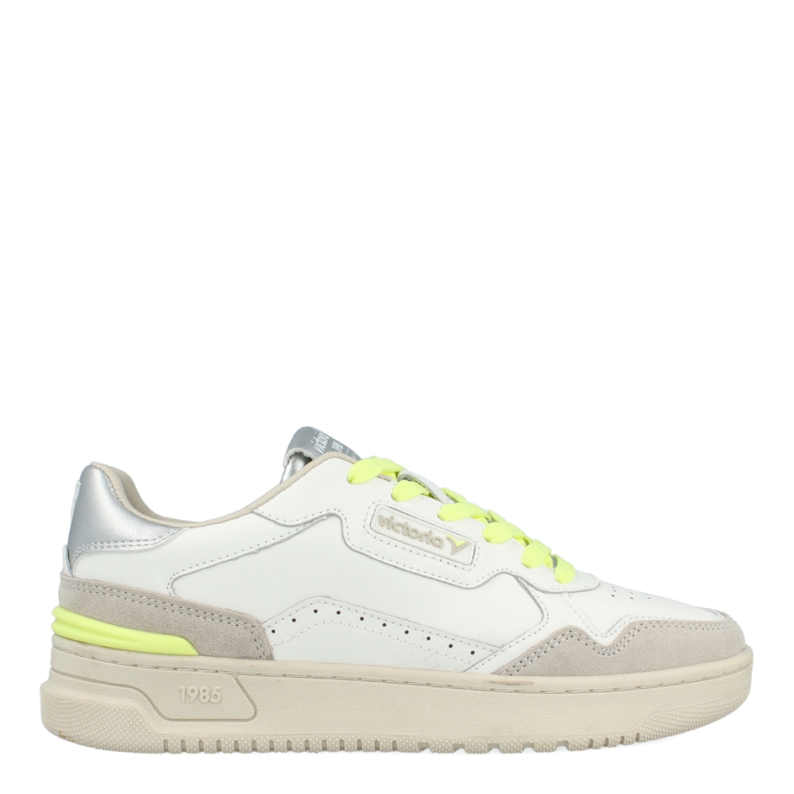 Deportivas de la marca Victoria, modelo C-80 NEÓN. Exterior de las deportivas en piel color blanco con detalles en ante color beig y piel en color verde neón en la parte del tobillo. Interior de las deportivas en textil color beig. Cierre de las deportivas Victoria con cordones color verde neón. Deportivas con plantilla acolchada y extraíble. Estas deportivas Victoria, son un complemento perfecto para llevarlo en todos tus looks con la máxima comodidad posible!