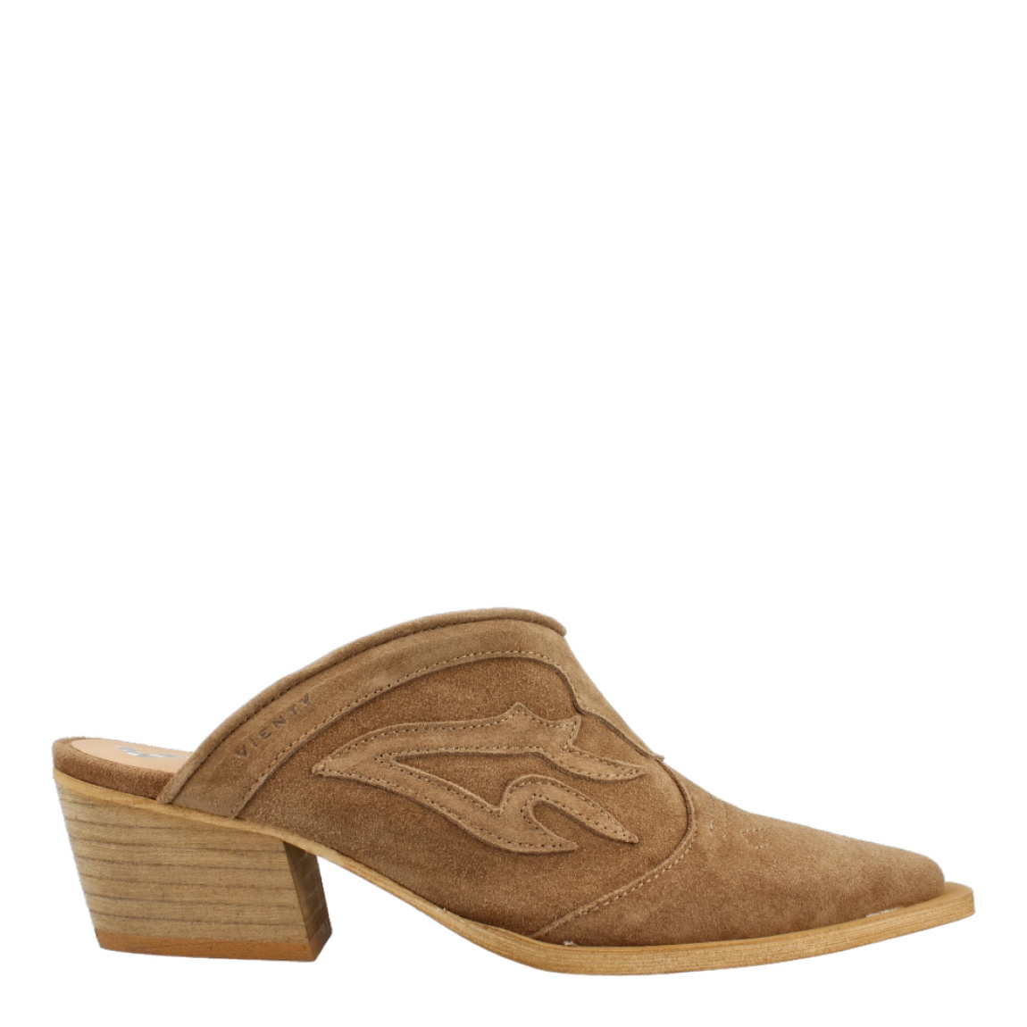 Zuecos camperos de la marca Vienty, modelo GAELA. Exterior e interior de los zuecos en ante color camel. Zuecos Vienty con tacón de 4cm de altura. Estos zuecos Vienty Gaela son la tendencia de temporada. Te ayudarán a crear looks increíbles!