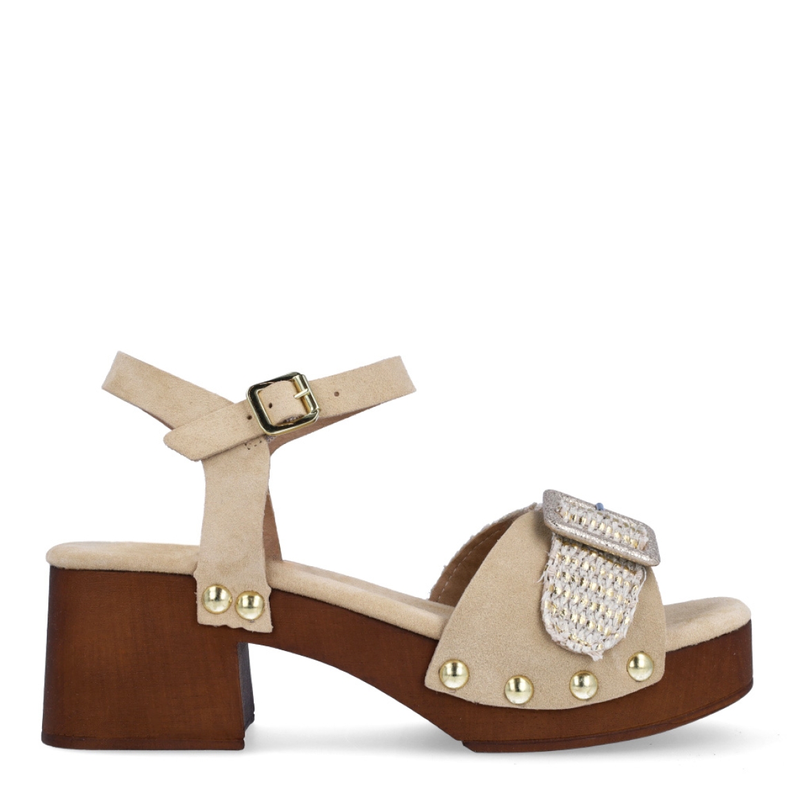 Sandalias de la marca Itse, modelo LARISA. Exterior de las sandalias en rafia trenzada color beig brillante con detalle de hebilla en la pala. Interior de las sandalias en ante color beig. Cierre de las sandalias con hebilla pulsera y tacón de 6cm de altura. Estas sandalias Itse LARISA tienen el diseño y comodidad que necesitas para resaltar tus looks de temporada. No te puede faltar en el armario.