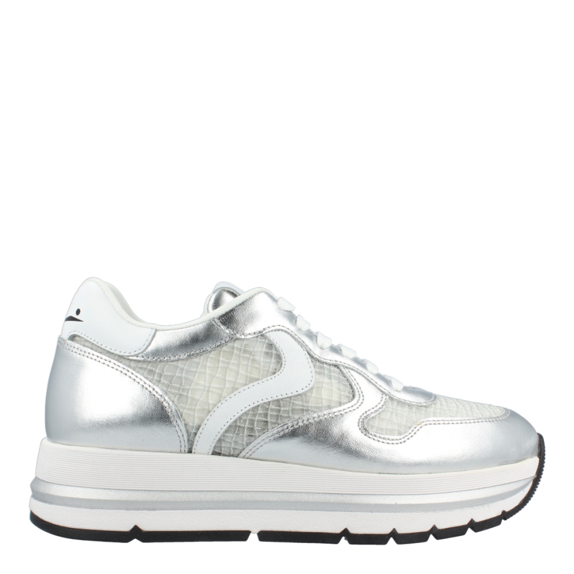 Deportivas de la marca Voile Blanche, modelo IZA. Exterior de las deportivas en piel color plata con efecto de rejilla. Interior de las deportivas en textil color blanco. Cierre de las deportivas con cordones blancos. Deportivas Voile Blanche con plataforma de 4cm de altura. Estas deportivas Voile Blanche Iza son unas clásicas en tu armario, te ayudarán a crear diferentes looks con la máxima comodidad!