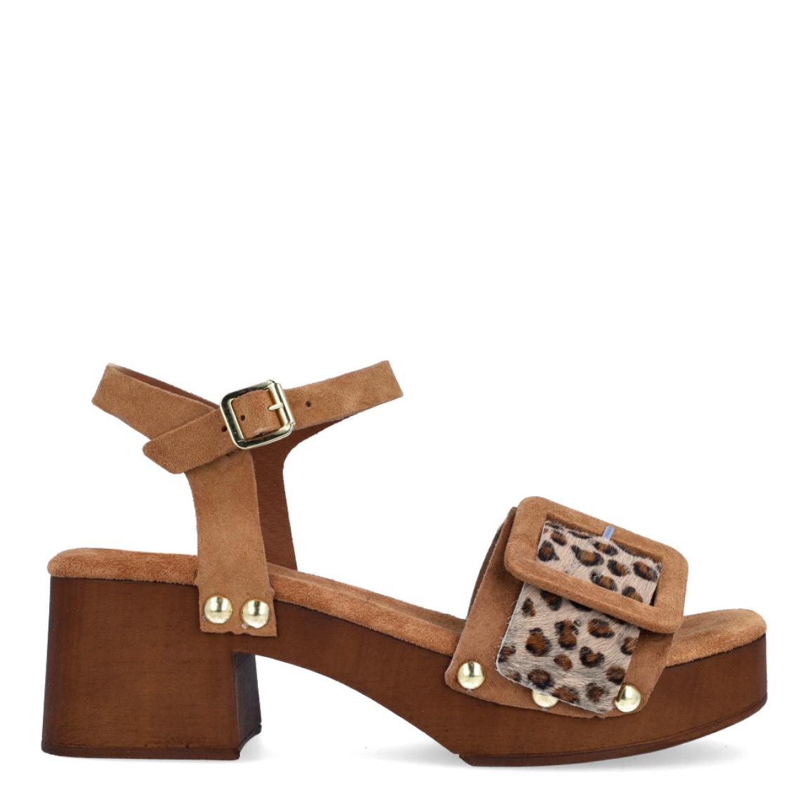 Sandalias de la marca Itse, modelo LARISA. Exterior de las sandalias en piel con estampado animal print de leopardo con detalle de hebilla en la pala. Interior de las sandalias en ante color cuero. Cierre de las sandalias con hebilla pulsera y tacón de 6cm de altura. Estas sandalias Itse LARISA tienen el diseño y comodidad que necesitas para resaltar tus looks de temporada. No te puede faltar en el armario.