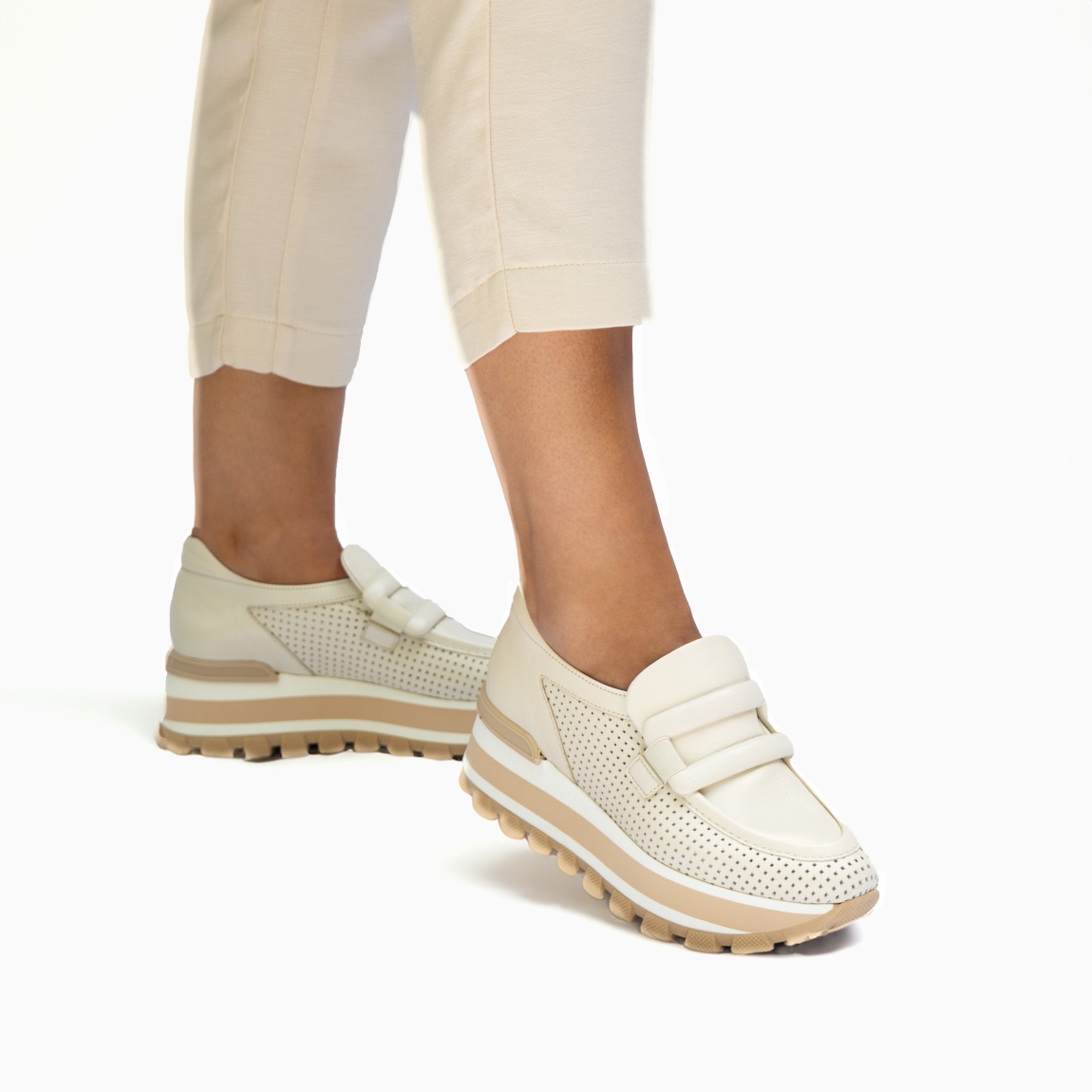 Mocasines de la marca Munné, modelo SIENA. Exterior de los mocasines en piel efecto troquelado color beig con detalle de adorno dehebilla. Interior de los mocasines en piel color blanco. Mocasines con plataforma de 4,5 cm de altura. Estos mocasines Munné SIENA son el complemento perfecto para esta temporada, podrás crear diferentes looks y llevarlos con la máxima comodidad posible.