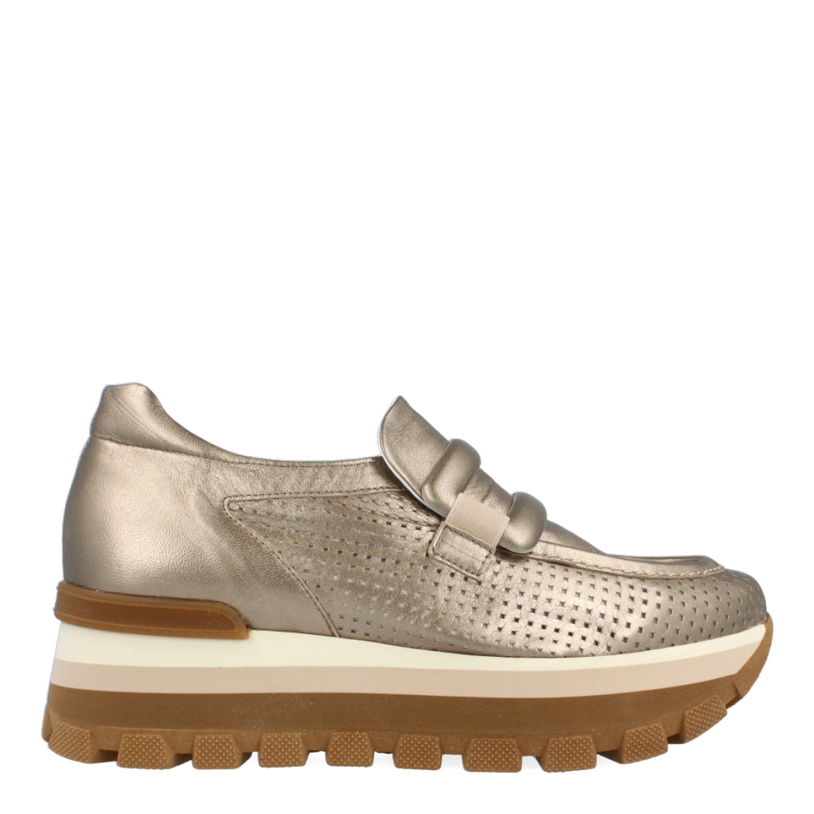Mocasines de la marca Munne, modelo LAREZZA. Exterior de los mocasines en piel troquelada color platino con detalle de adorno de hebilla en la pala. Interior de los mocasines en piel color blanco. Mocasines Munne con plataforma de 3cm de altura. Estos mocasines Munne LAREZZA son el complemento perfecto para esta temporada, no te puede faltar en el armario.