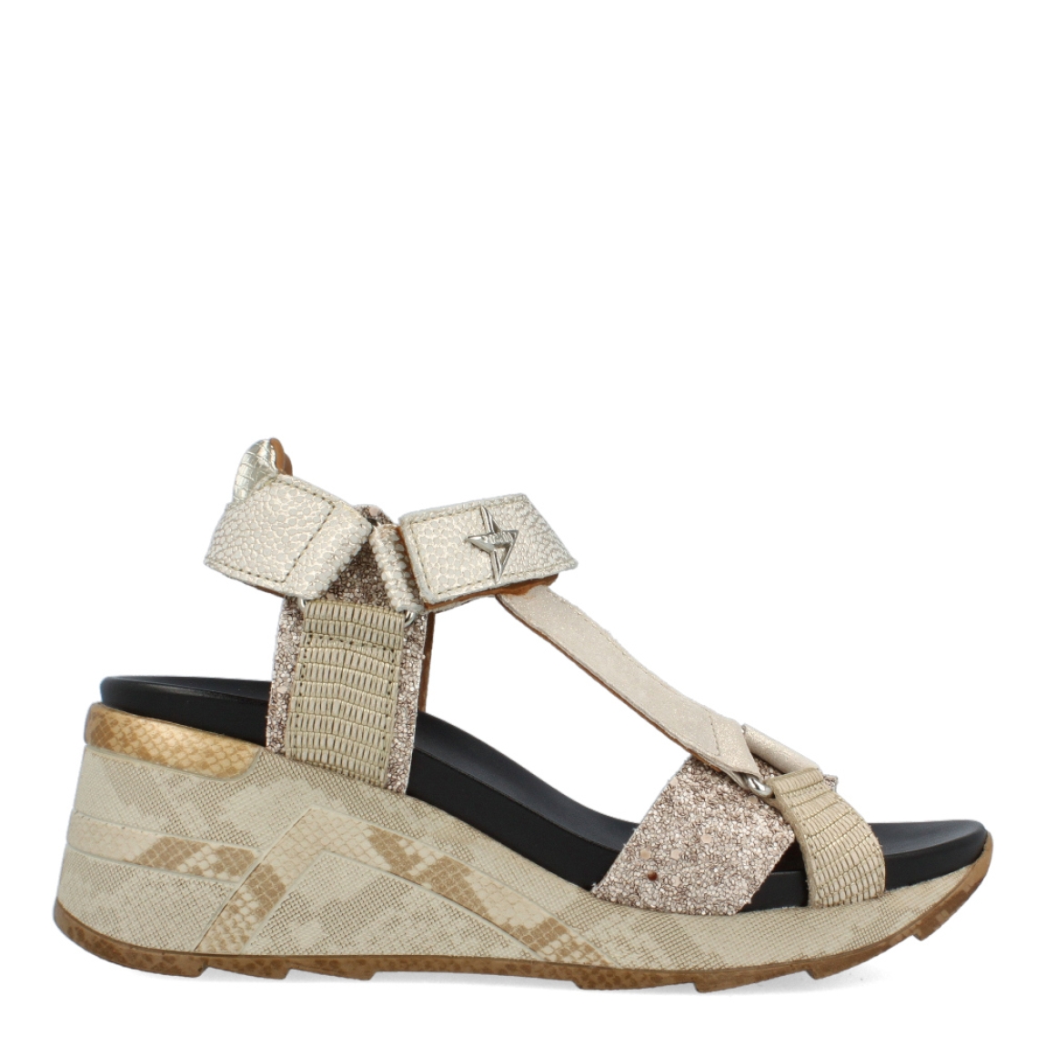 Sandalias de la marca Cetti, modelo LUNAR. Exterior de las sandalias en piel color platino. Interior de las sandalias en piel color negro. Cierre de las sandalias Cetti con velcro y cuña de 6cm de altura. Estas sandalias Cetti LUNAR tiene el diseño innovador y perfecto para resaltar tus looks de temporada. No te puede faltar en el armario.