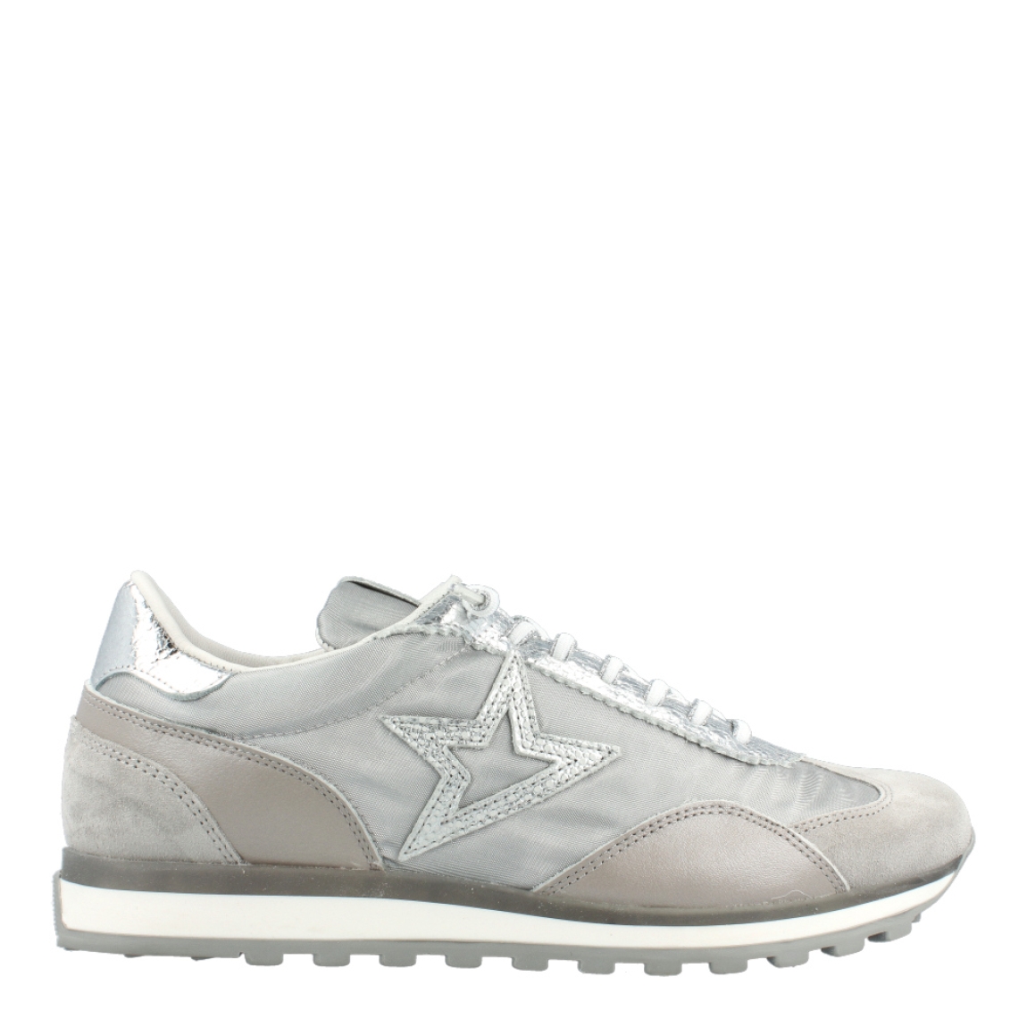 Deportivas de la marca Cetti, modelo C12. Exterior de las deportivas en ante color plata con detallles en nylon color plata brillante. Interior de las deportivas en piel color blanco. Cierre de las deportivas con cordones elásticos. Estas deportivas Cetti C12 son unas clásicas que no pueden faltar en tu armario esta temporada!