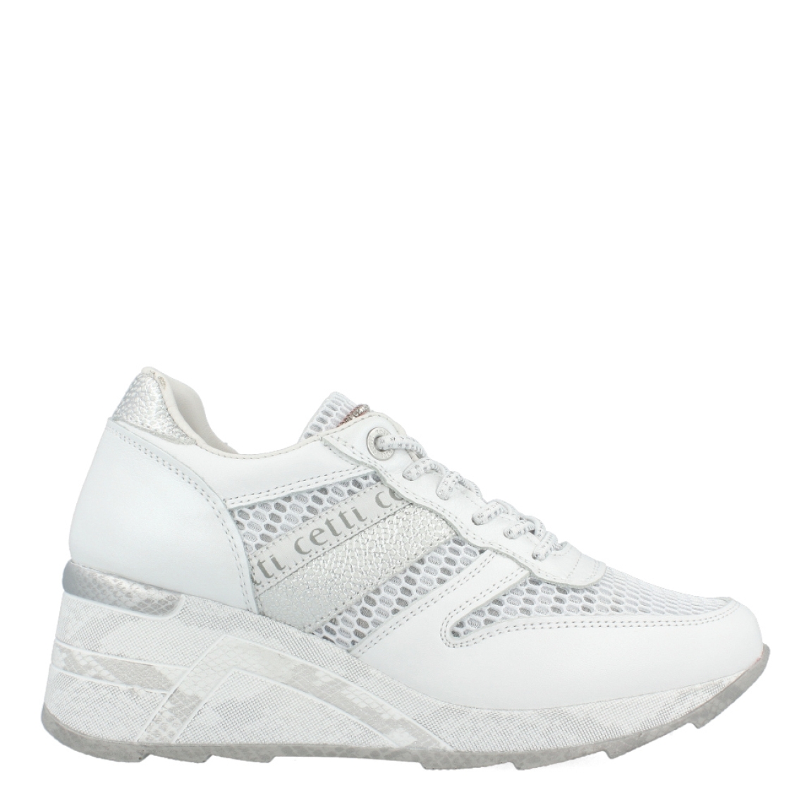 Deportivas de la marca Cetti, modelo C-1145. Exterior de las deportivas de piel color blanco con detalle efecto serpiente. Interior de las deportivas en piel color blanco. Cierre de las deportivas con cordones elásticos. Plantilla de piel acolchada para garantizar la máxima comodidad. Suela de 6cm de cuá, incluyendo 2cm de plataforma. La deportiva Cetti C-1145 te brindará una comodidad absoluta en tu día a día!