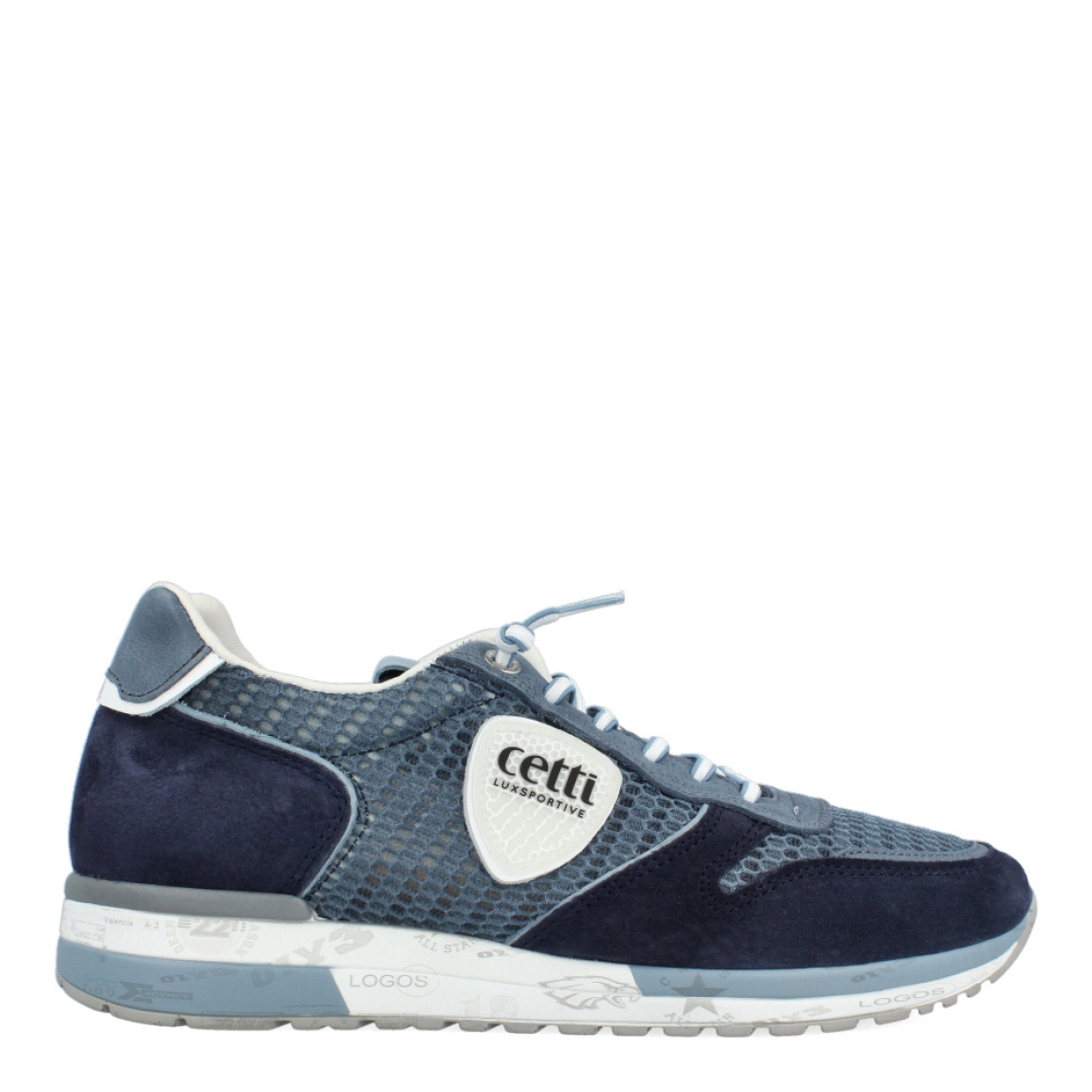 Deportivas de la marca Cetti, modelo C13. Exterior de las deportivas en textil color azul estilo rejilla con detalle en ante. Interior de las deportivas en piel color blanco. Cierre de las deportivas Cetti con cordones elásticos. Deportivas con suela plana. Estas deportivas Cetti C13 son unas clásicas, con estilo y comodidad que no pueden faltar en tu armario.