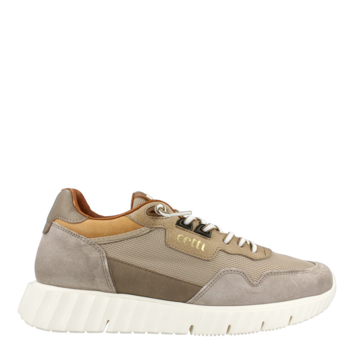 Deportivas de la marca Cetti, modelo C13. Exterior de las deportivas en ante color taupe. Interior de las deportivas en piel color camel. Cierre de las deportivas Tamaris con cordones blancos elásticos. Deportivas Tamaris con cuña de 2cm de altura. Estas deportivas Tamaris C13 son unas clásicas de temporada, no te puedes faltar en el armario!