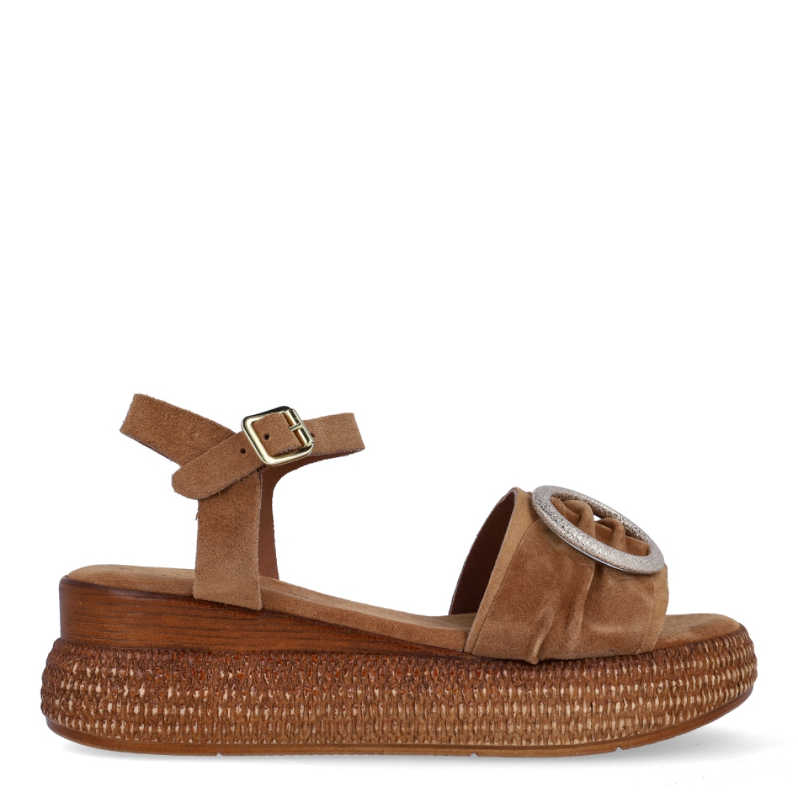 Sandalias de la marca Itse, modelo MIA. Exterior en ante color cuero con detalle de aro dorado en pala. Interior en ante color cuero. Cierre de sandalias Itse con hebilla en tobillo. Suela con cuña de 5cm de altura. Estas sandalias Itse MIA son ideales en comodidas, y combinar con todos tus looks de temporada!