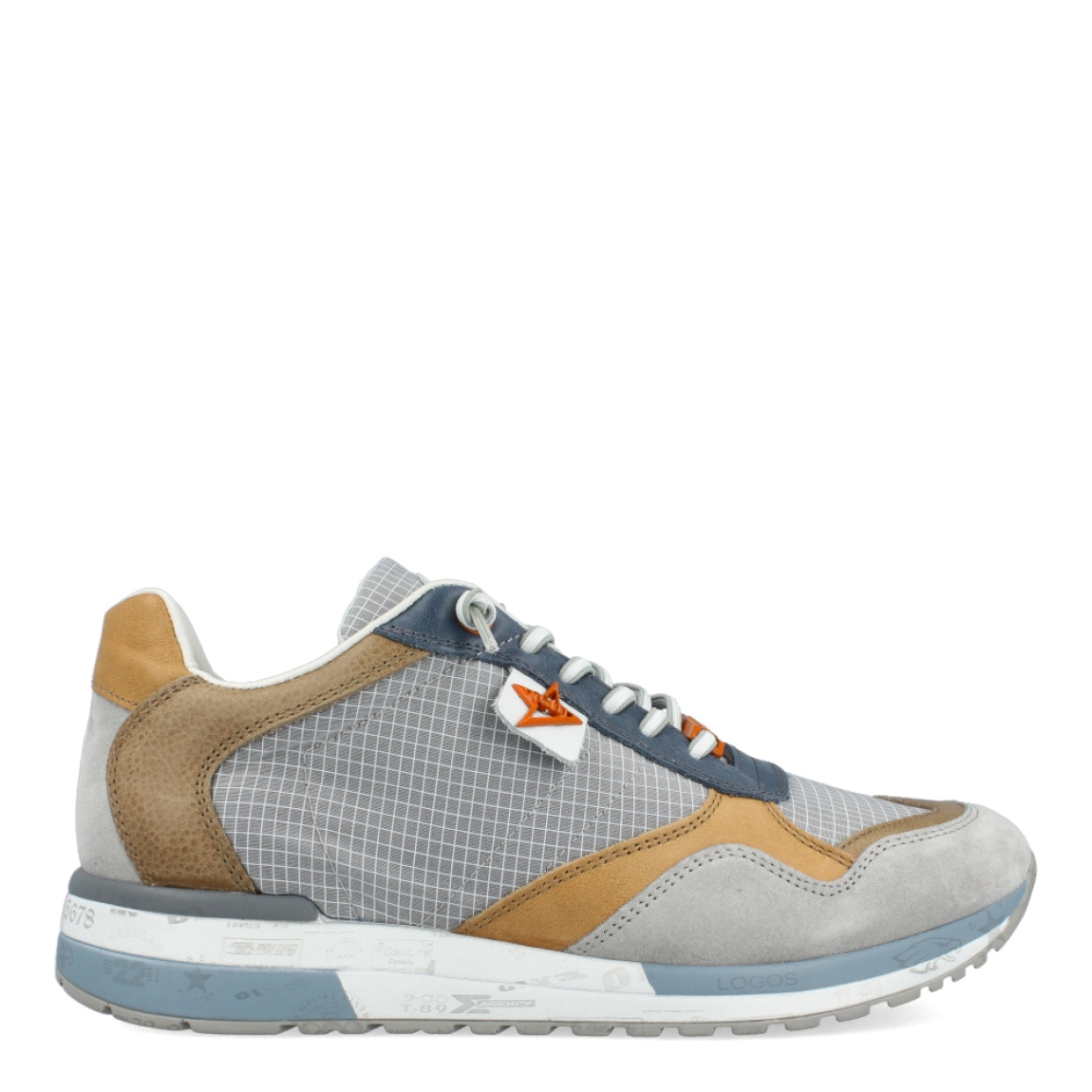 Deportivas de la marca Cetti, modelo 848 XL. Exterior de las deportivas en naylon color gris efecto rejilla con detalle en ante gris. Interior de las deportivas en piel color blanco con plantilla acolchada y extraíble. Cierre de las deportivas Cetti con cordones elásticos y suela plana. Estas deportivas Cetti 848 XL son unas clásicas de temporada, que te permitirán lucir looks con la máxima comodidad posible en tu día a día.