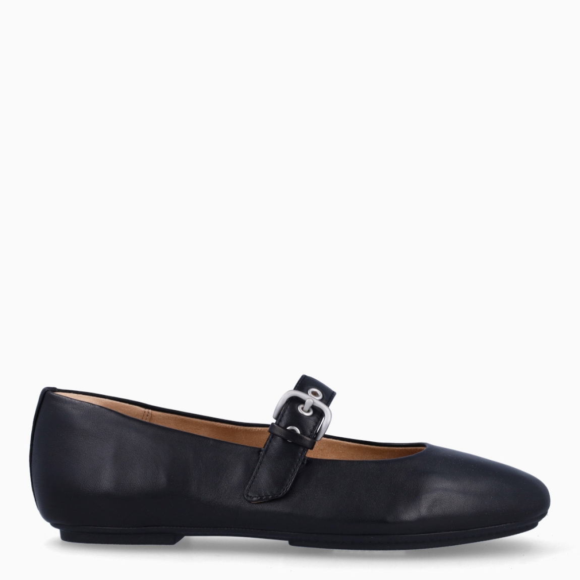 Merceditas cásicas de la marca Fitflop, modelo MARY JANES. Exterior en piel color negro con punta redonda. Interior en piel color beig. Suela plana de goma. Cierre con hebilla plateada en pala. Estas bailarina MARY JANES Fitlflop son un complemento clásico e ideal para crear looks con elegancia y comodidad.