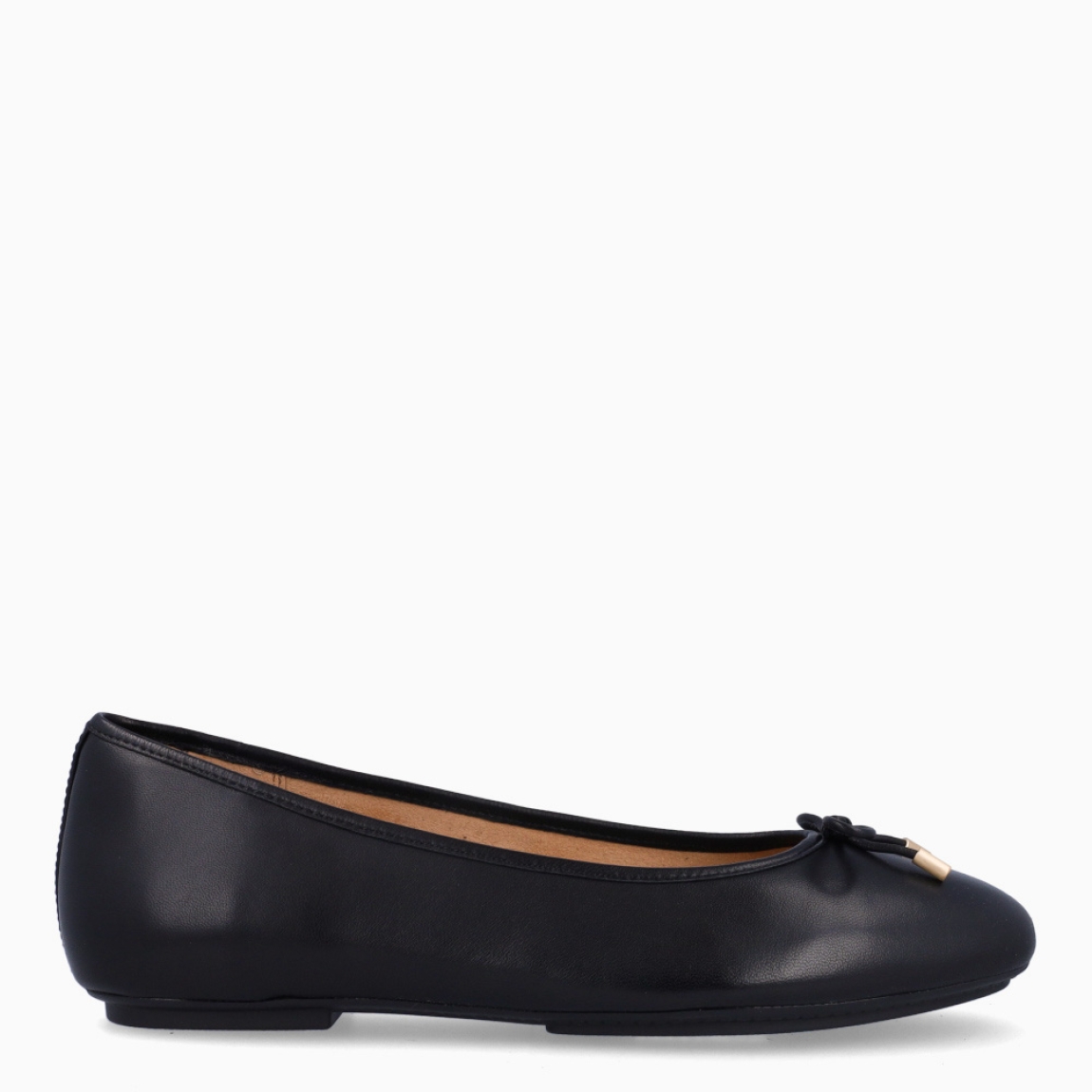 Bailarinas de la marca Fitflop, modelo DELICATO BOW. Exterior en piel color negro con detalle de lazo en pala y punta redonda. Interior en piel color beig. Suela plana de goma. Estas bailarina DELICATO BOW Fitlflop son un complemento clásico e ideal para crear looks con elegancia y comodidad.