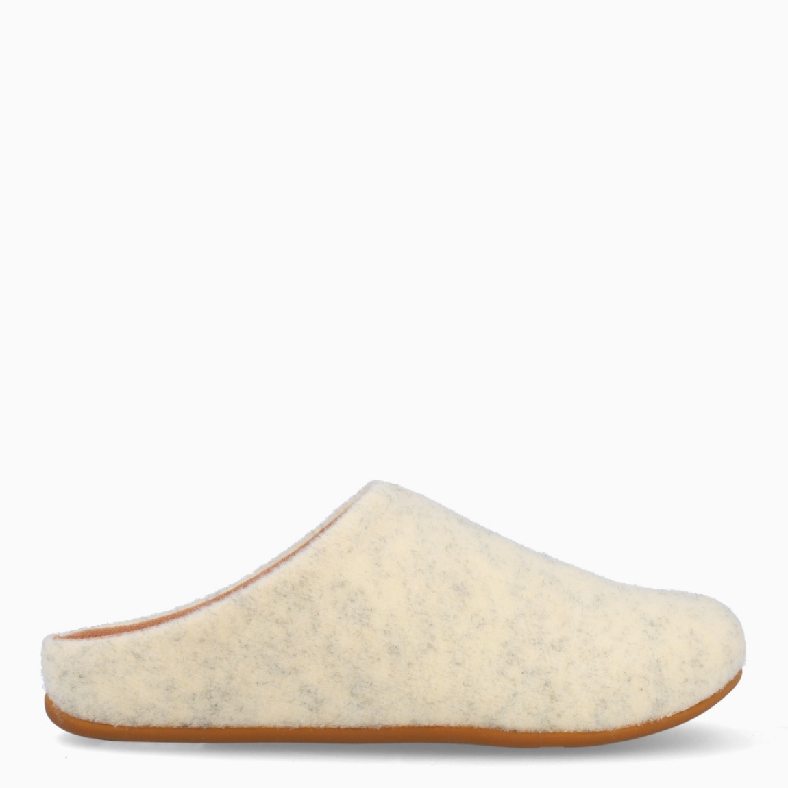 Zapatillas de la marca Fitflop, modelo Q67. Exterior en feltro color taupe con punta redonda. Interior en piel color beig. Suela plana de goma. Estas zapatillas Fitlflop Q67 son un complemento clásico e ideal para disfrutar de una comodidad máxima en casa.