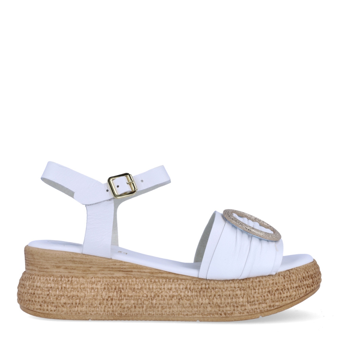 Sandalias de la marca Itse, modelo MIA. Exterior en piel color blanco con detalle de aro dorado en pala. Interior en piel color blanco. Cierre de sandalias Itse con hebilla en tobillo. Suela con cuña de 5cm de altura. Estas sandalias Itse MIA son ideales en comodidas, y combinar con todos tus looks de temporada!