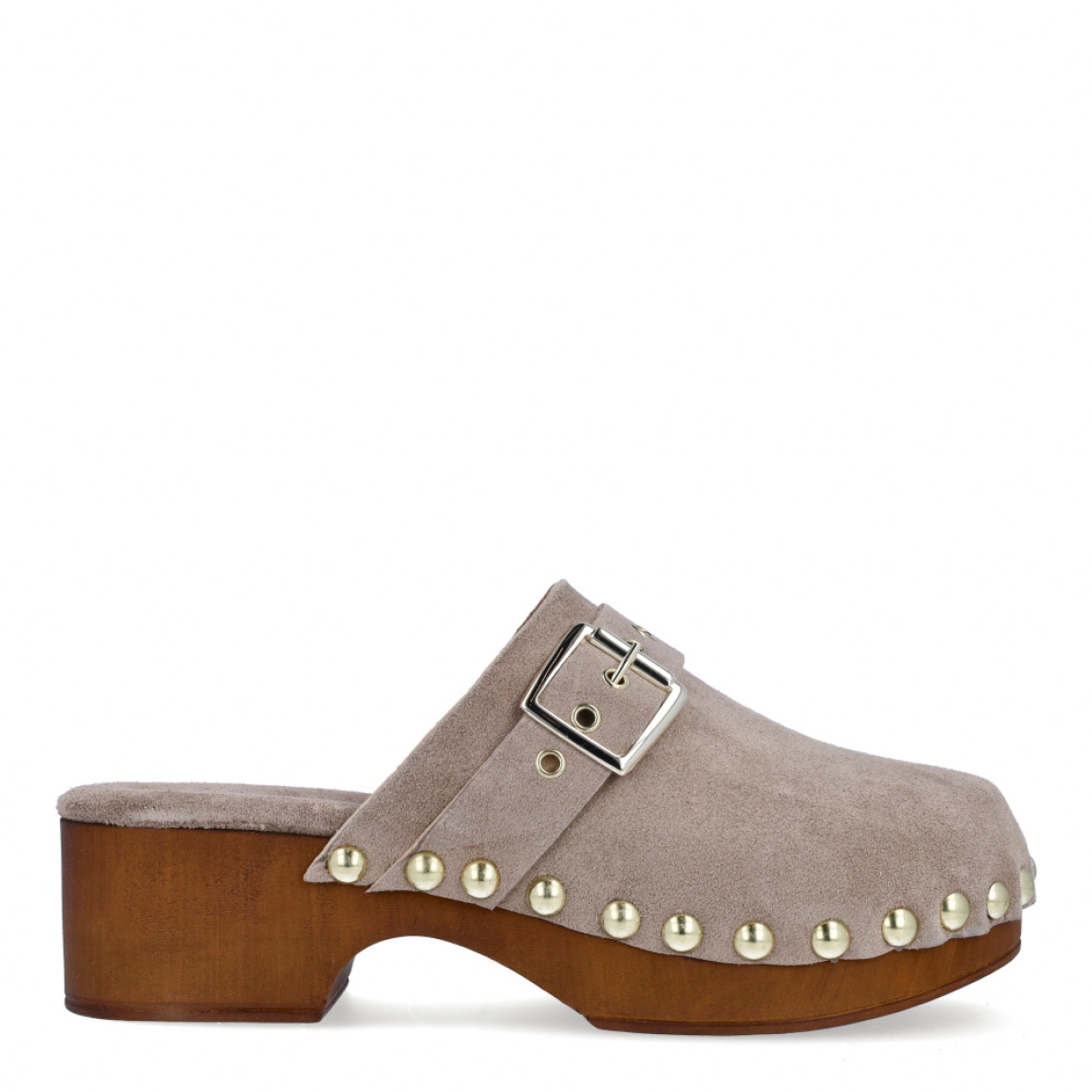 Zuecos de la marca Itse, modelo MIRKO. Exterior de los zuecos en ante color taupe con detalle de tachuelas y hebilla. Interior de los zuecos en ante color taupe. Zuecos Itse con tacón de 5m de altura. Estos zuecos Itse MIRKO son un complemento tendencia de temporada, podrás crear diferentes looks con la máxima comodidad posible.