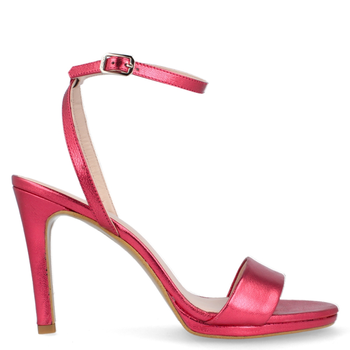 Sandalia de la marca Muné, modelo Pamela. Exterior de la sandalia de piel metalizada de color rojo. Interior de la sandalia de piel de color beig. Cierre de la sandalia con hebilla en el tobillo. Sandalia con tacón alto de 9 cm de altura. Sandalia con plantilla acolchada para garantizar el máximo confort. La sandalia de piel metalizada Munné es una sandalia de fiesta cómoda, atrevida e ideal para dar un toque de color al look.