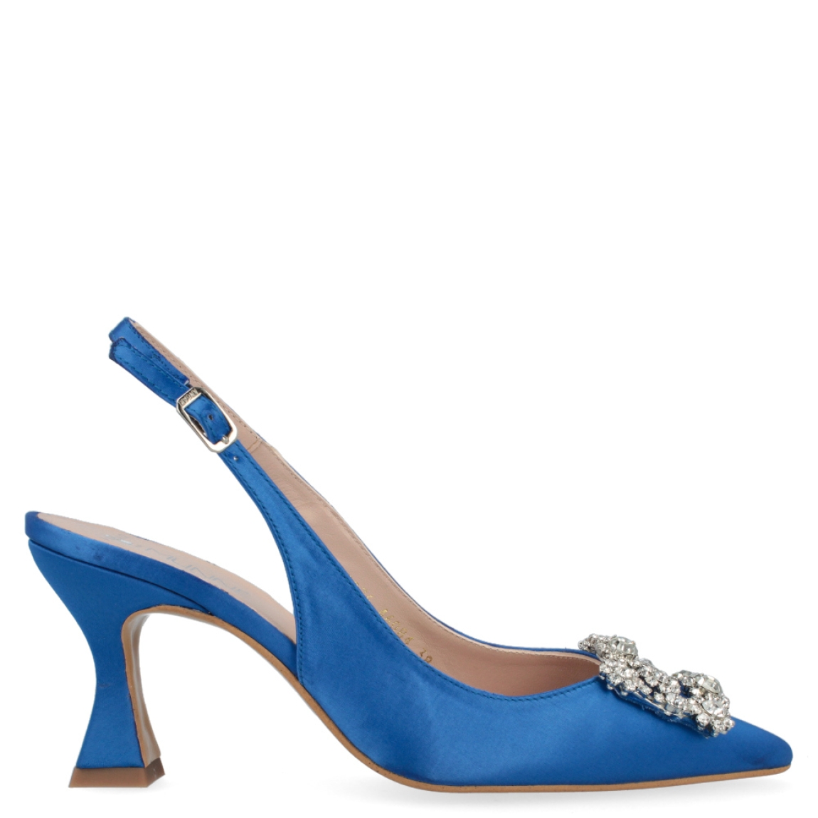 Sandalia de la marca Munné, modelo Sophia. Exterior de la sandalia de raso de color azul. Detalle adorno de pedreria en la punta del zapato. Interior de la sandalia de piel de color beig. Cierre de la sandalia con hebilla lateral en el tobillo. Plantilla del zapato acolchada para garantizar el máximo confort. Sandalia con tacón destalonado de 6 cm. La sandalia de tacón de Munné Sophia es muy elegante, perfecta para darle color a tus looks más especiales!