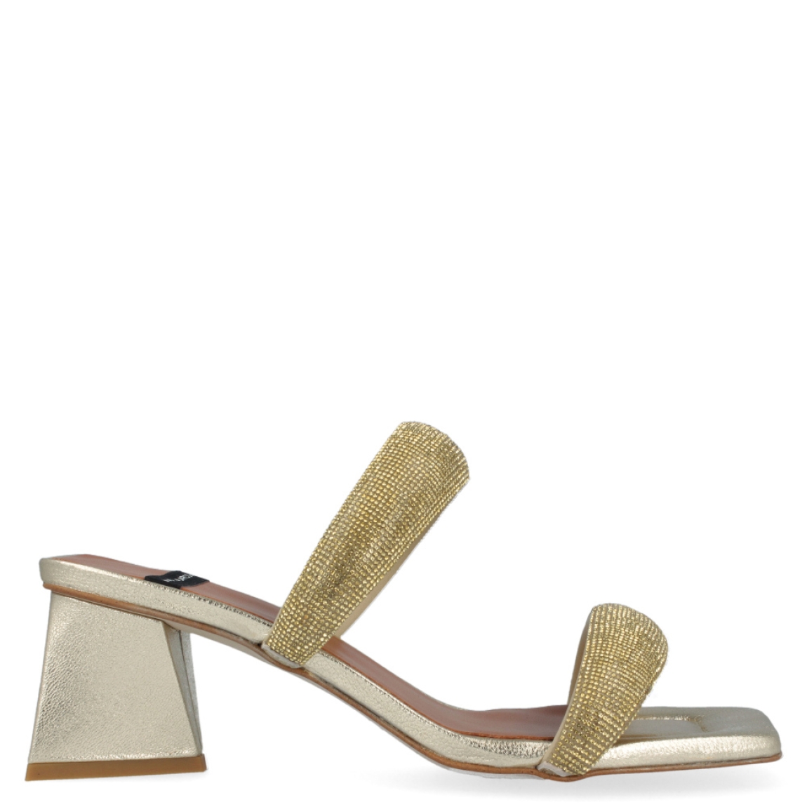 Sandalia dorada de la marca Ángel Alarcón, modelo Evelyn. Exterior de la sandalia de piel dorada. Sandalia con pedreria en las dos tiras de la pala. Interior de la sandalia de piel de color camel y dorado. Zapato con tacón triangular asimétrico de 6 cm aproximadamente. Zapato con plantilla acolchada para garantizar el máximo confort. La Sandalia Evelyn de Ángel Alarcón es una sandalia elegante, perfecta para tus eventos más importantes!