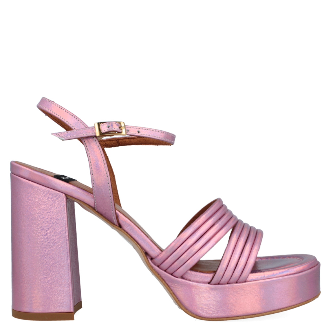 Sandalia metalizada de la marca Ángel Alarcón, modelo Megan. Exterior de la sandalia de piel metalizada de color rosa. Cierre de la sandalia con hebilla en el tobillo. Interior de la sandalia de piel de color camel y rosa metalizado. Zapato con tacón cuadrado de 10 cm aproximadamente. Sandalia con plataforma de 3 cm aproximadamente. Zapato con plantilla acolchada para garantizar el máximo confort. La Sandalia Megan de Ángel Alarcón es un zapato elegante con un toque divertido y diferente, ideal para dar color a tus looks!