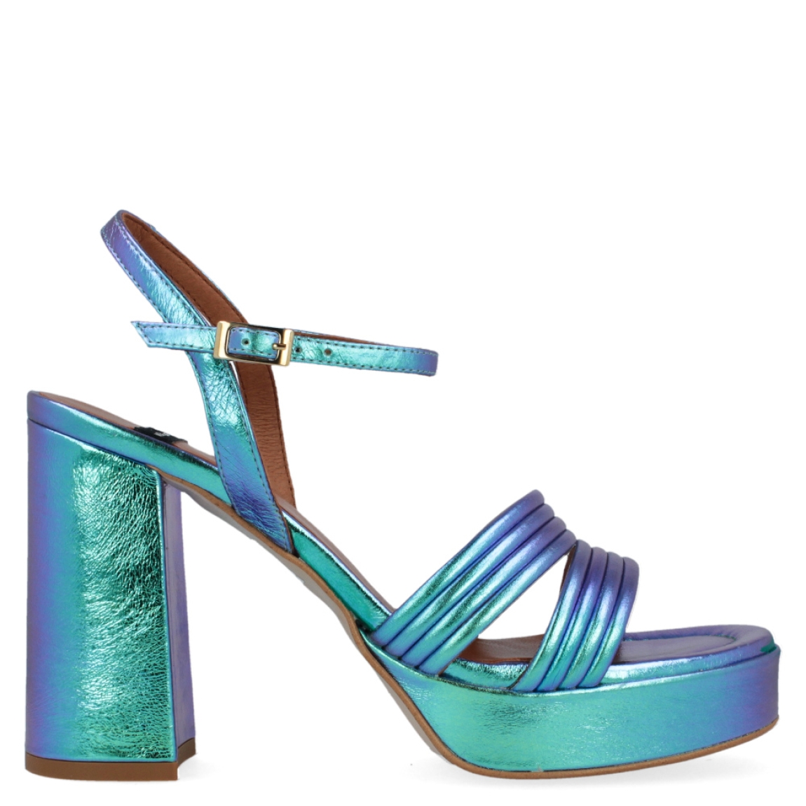 Sandalia metalizada de la marca Ángel Alarcón, modelo Megan. Exterior de la sandalia de piel metalizada de color azul. Cierre de la sandalia con hebilla en el tobillo. Interior de la sandalia de piel de color camel y azul metalizado. Zapato con tacón cuadrado de 10 cm aproximadamente. Sandalia con plataforma de 3 cm aproximadamente. Zapato con plantilla acolchada para garantizar el máximo confort. La Sandalia Megan de Ángel Alarcón es un zapato elegante con un toque divertido y diferente, ideal para dar color a tus looks!
