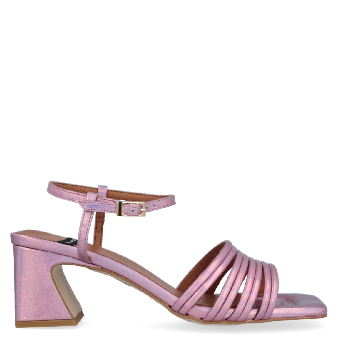 Sandalia metalizada de la marca Ángel Alarcón, modelo Tiffany. Exterior de la sandalia de piel metalizada de color rosa. Cierre de la sandalia con hebilla en el tobillo. Interior de la sandalia de piel de color camel y rosa metalizado. Zapato con tacón cuadrado de 6 cm aproximadamente. Sandalia con punta cuadrada. Zapato con plantilla acolchada para garantizar el máximo confort. La Sandalia Tiffany de Ángel Alarcón es un zapato elegante con un toque divertido y diferente, ideal para dar color a tus looks!