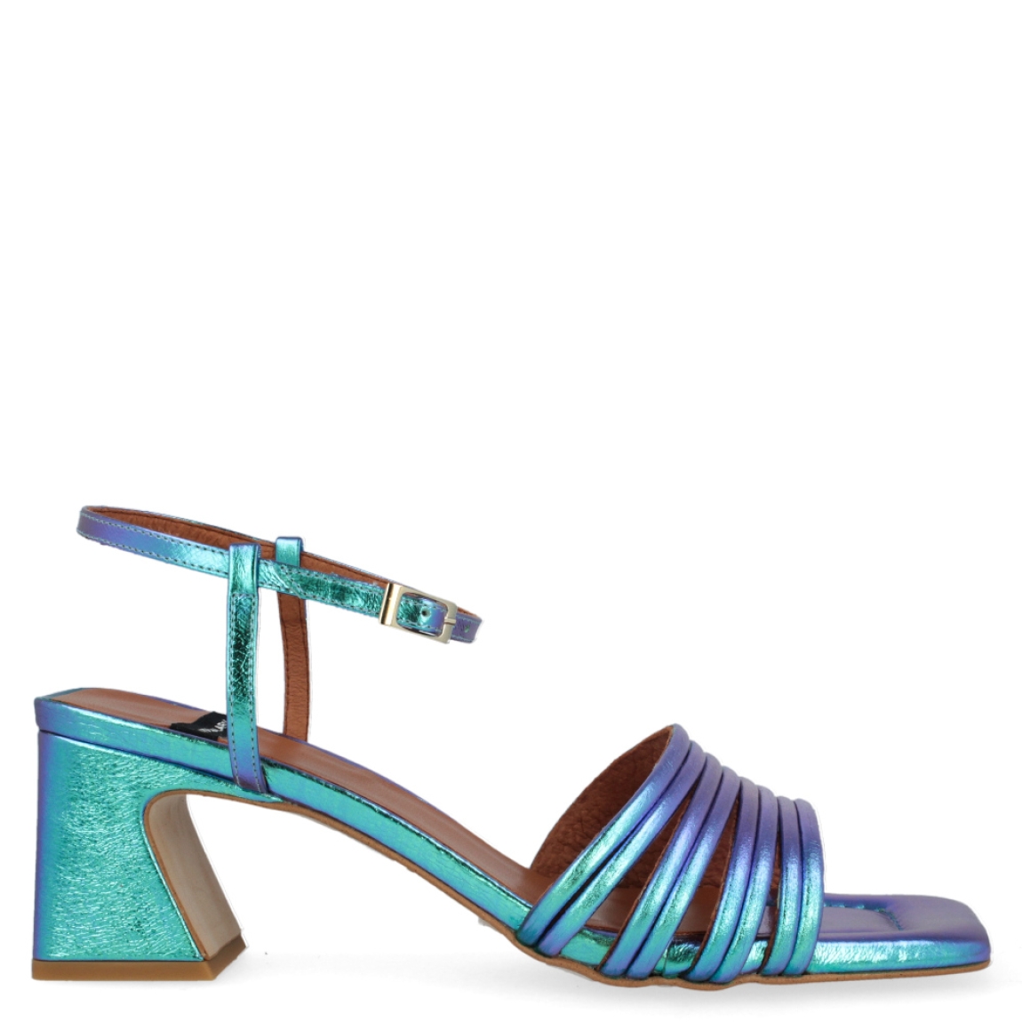 Sandalia metalizada de la marca Ángel Alarcón, modelo Tiffany. Exterior de la sandalia de piel metalizada de color azul. Cierre de la sandalia con hebilla en el tobillo. Interior de la sandalia de piel de color camel y azul metalizado. Zapato con tacón cuadrado de 6 cm aproximadamente. Sandalia con punta cuadrada. Zapato con plantilla acolchada para garantizar el máximo confort. La Sandalia Tiffany de Ángel Alarcón es un zapato elegante con un toque divertido y diferente, ideal para dar color a tus looks!