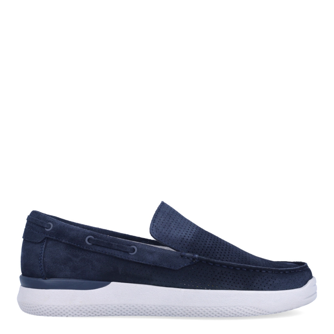 Mocasines de la marca Stonefly, modelo TYRON. Exterior en ante color azul marino con efecto troquelado. Interior en piel color blanco con plantilla acolchada y extraíble para máxima comodidad. Suela de goma. Estos mocasines Stonefly TYRON son ideales para ir a todos lados!
