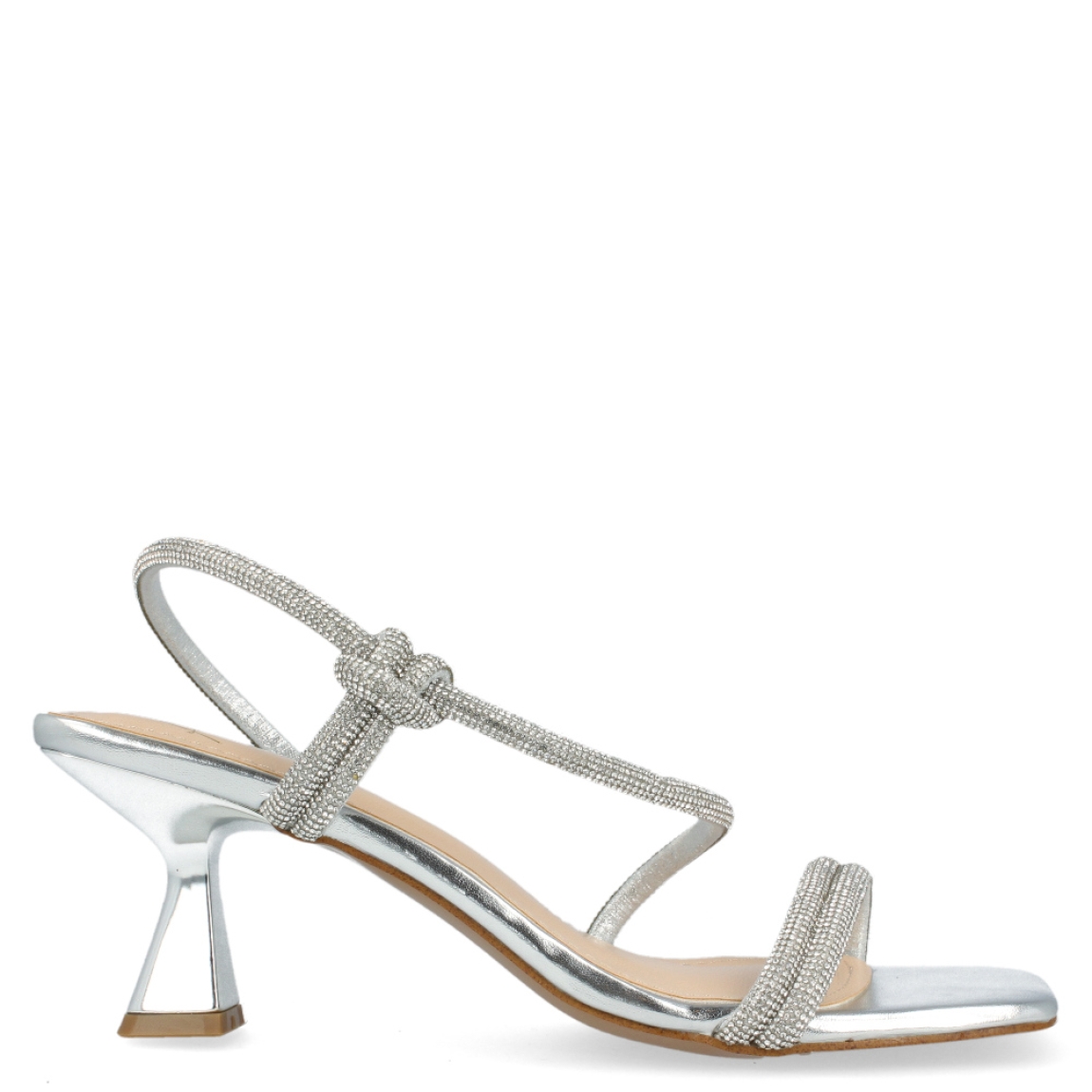 Sandalia con brillantes de la marca Blue by Alma en Pena, modelo Sanva. Exterior de la sandalia de piel de color plateado. Sandalia plateada con tiras con brillantes en la pala. Interior de la sandalia de tela y piel de color plateado. Sandalia de tacón con plantilla acolchada, para garantizar el máximo confort. Sandalia plateada con tacón de 5 cm de altura. La sandalia plateada de Alma en Pena, modelo Sanva, es una sandalia de fiesta muy elegante y cómoda.
