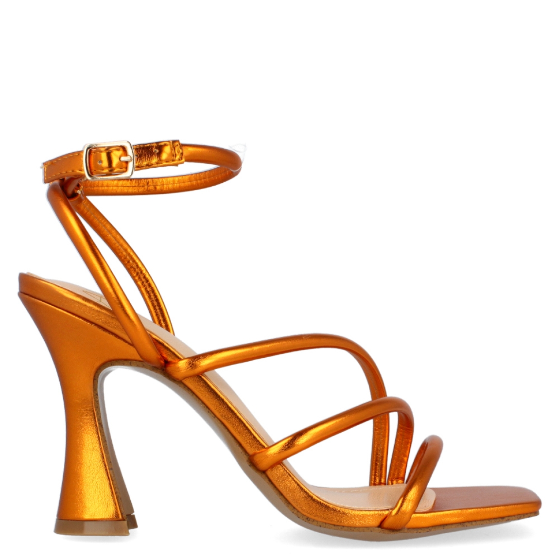 Sandalia de la marca Blue by Alma en Pena, modelo Sansa. Exterior de la sandalia de piel de color naranja metalizado. Sandalia con tiras en la pala. Interior de la sandalia de piel de color beig y naranja metalizado. Cierre de la sandalia con hebilla en el tobillo. Sandalia de tacón con plantilla acolchada, para garantizar el máximo confort. Sandalia con tacón de 8 cm de altura. La sandalia metalizada de Alma en Pena, modelo Sansa, es una sandalia de fiesta muy elegante y atrevida. Ideal para dar color a tus looks de fiesta.