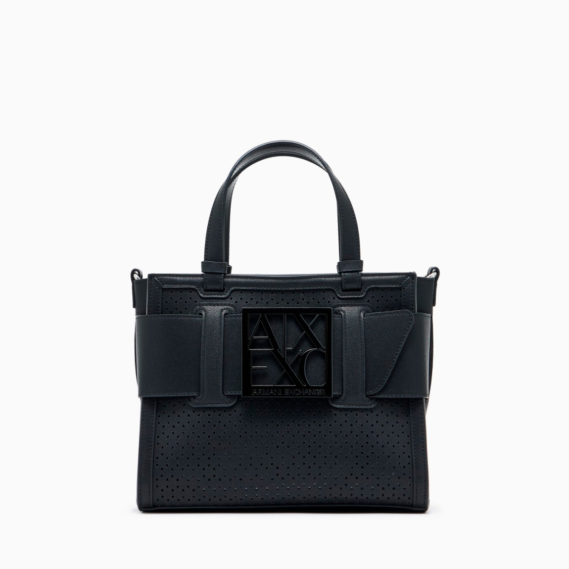 Bolso de la marca Armani Exchange, modelo URSULA. Bolso con diseño minimalista elaborado en piel con efecto troquelado color negro, y detalle de logotipo en parte frontal. Cierre con cremallera. Bolso perfecto para completar looks urbanos y sofisticados. La textura técnica del tejido le aporta un toque moderno y resistente, mientras que su gran capacidad lo hace ideal para afrontar el día con estilo y practicidad. Bolso Armani Exchange con amplio compartimento principal. Se puede llevar al hombro o en la mano. Bolso Amani Exchange URSULA, es un accesorio imprescindible para quienes aprecian la sencillez refinada. Medidas: alto 20cm y ancho 24cm.