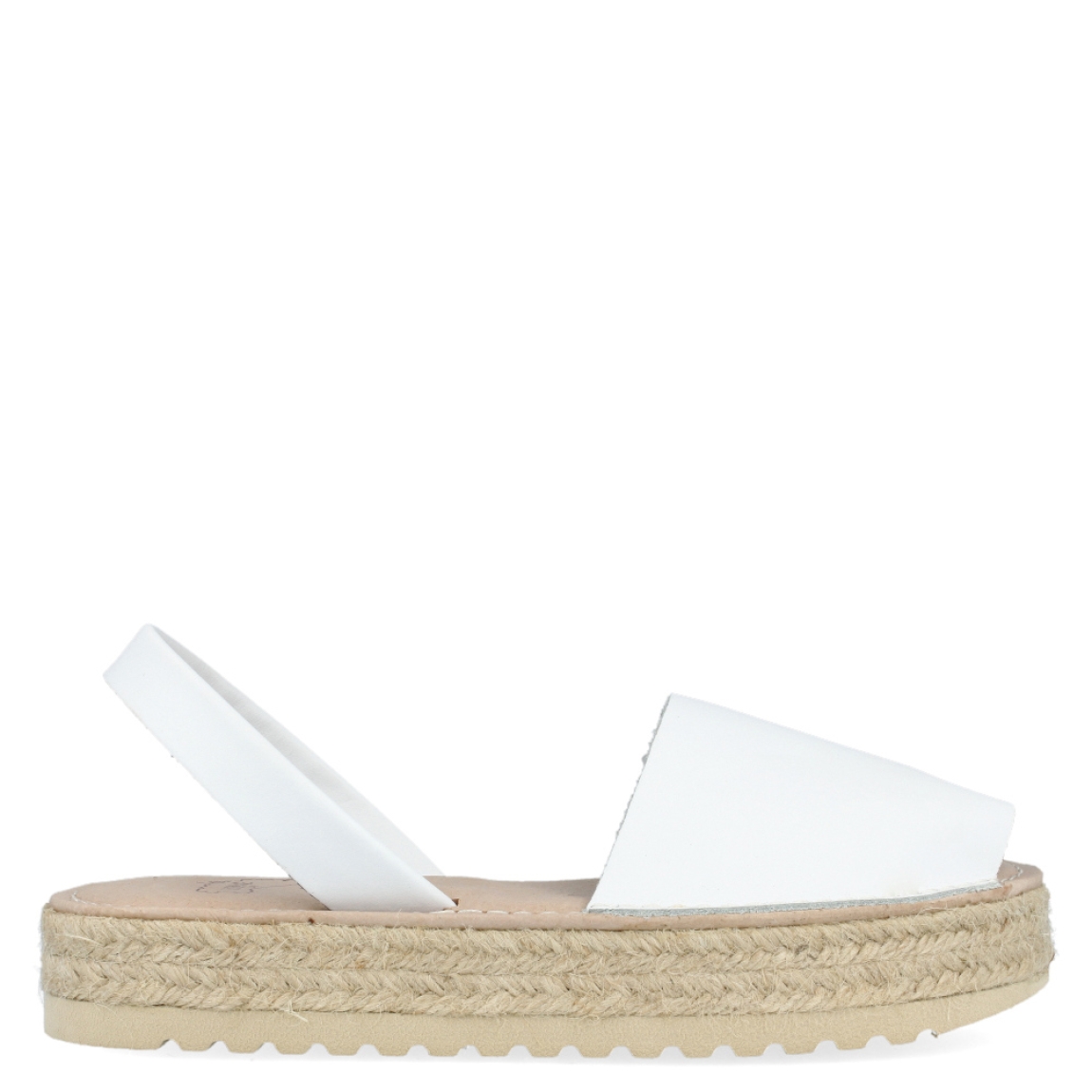 Albarca de la marca Munné, modelo Irene. Exterior de la albarca de piel de color blanco. Interior de la albarca de piel de color beig. Albarca con plataforma de esparto de 3 cm. Albarca con plantilla acolchada para garantizar el máximo confort posible. La albarca de Munné es una sandalia muy ligera y cómoda. Además, queda bien con todos los colores y es un must have para el verano.