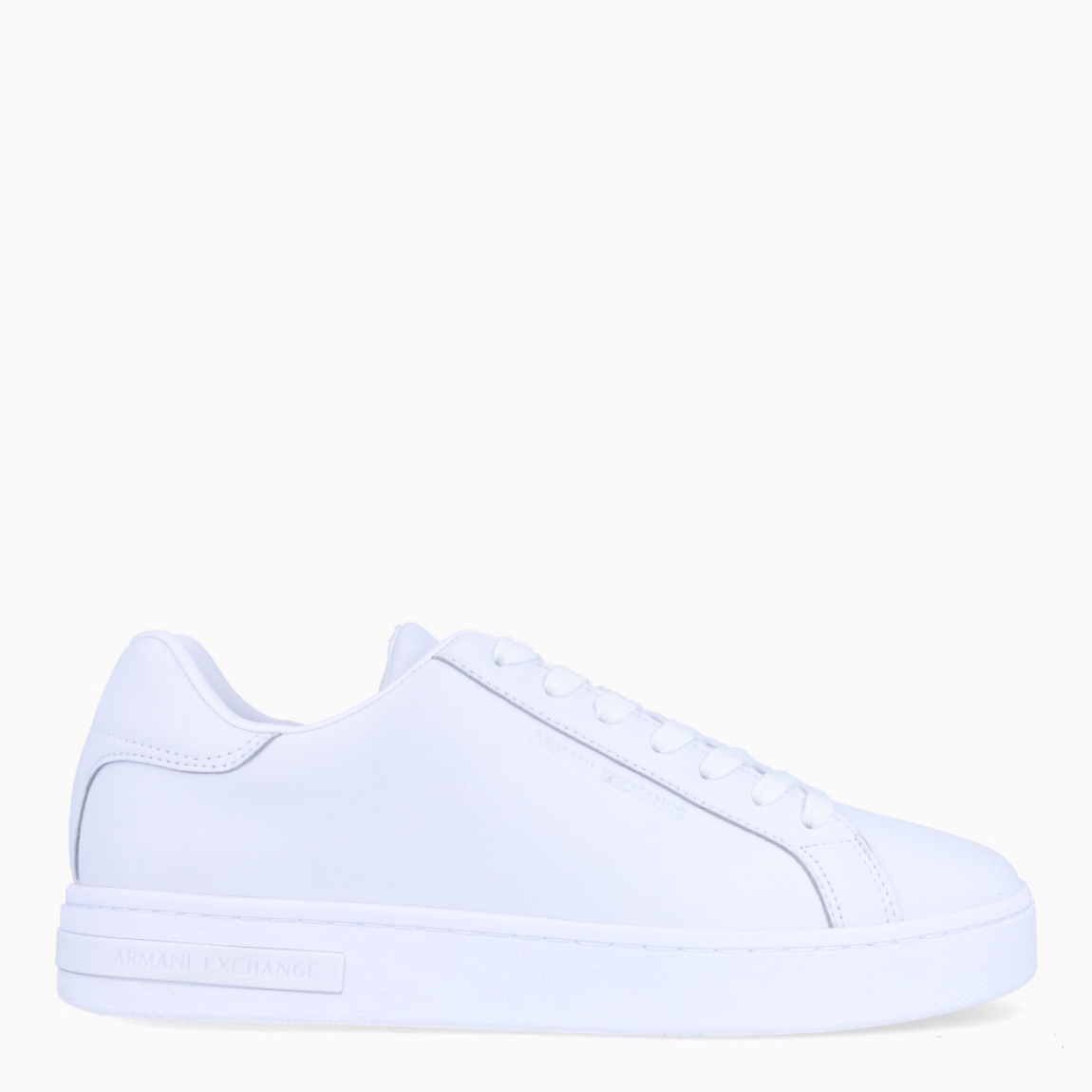 Deportivas de la marca Armani Exchange, modelo XM0. Exterior en polipiel color blanco liso. Interior en piel color blanco, con plantilla acolchada y extraíble para máxima comodidad. Cierre de las deportivas con cordones. Deportivas con suela con 3cm de plataforma. Estas deportivas Armani Exchange XM0 son un complemento clásico e ideal de comodidad y estilo para tu día a día.