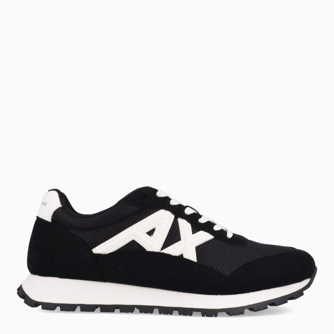 Deportivas de la marca Armani Exchange, modelo XUX. Exterior en naylon color negro con detalles en blanco en logo y talón. Interior en textil color negro, con plantilla acolchada y extraíble para máxima comodidad. Cierre de las deportivas con cordones blancos. Deportivas con suela de goma plana. Estas deportivas Armani Exchange XUX son un complemento ideal de comodidad y estilo para tu día a día.