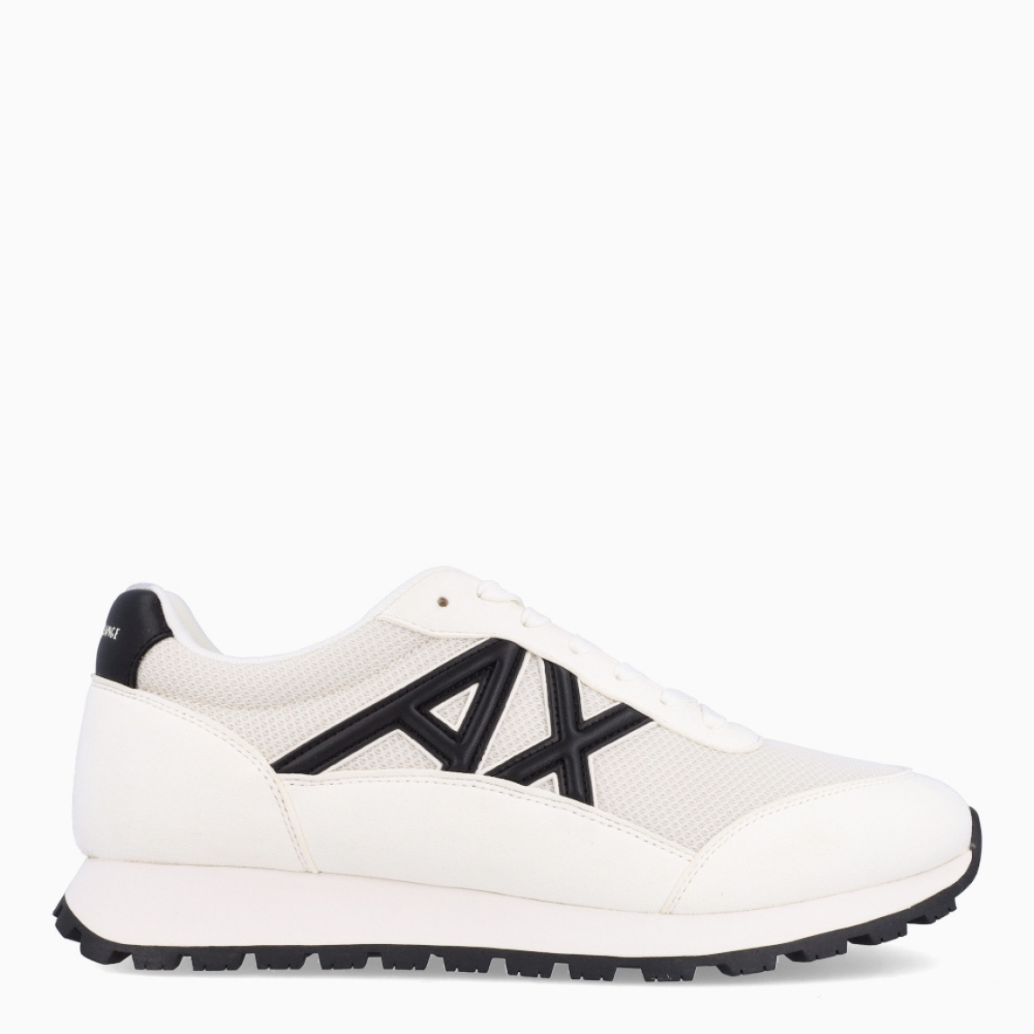 Deportivas de la marca Armani Exchange, modelo X1960. Exterior en naylon color blanco con detalles en negro, en logo y talón. Interior en piel color blanco, con plantilla acolchada y extraíble para máxima comodidad. Cierre de las deportivas con cordones blancos. Deportivas con suela de goma plana. Estas deportivas Armani Exchange X1960 son un complemento ideal de comodidad y estilo para tu día a día.