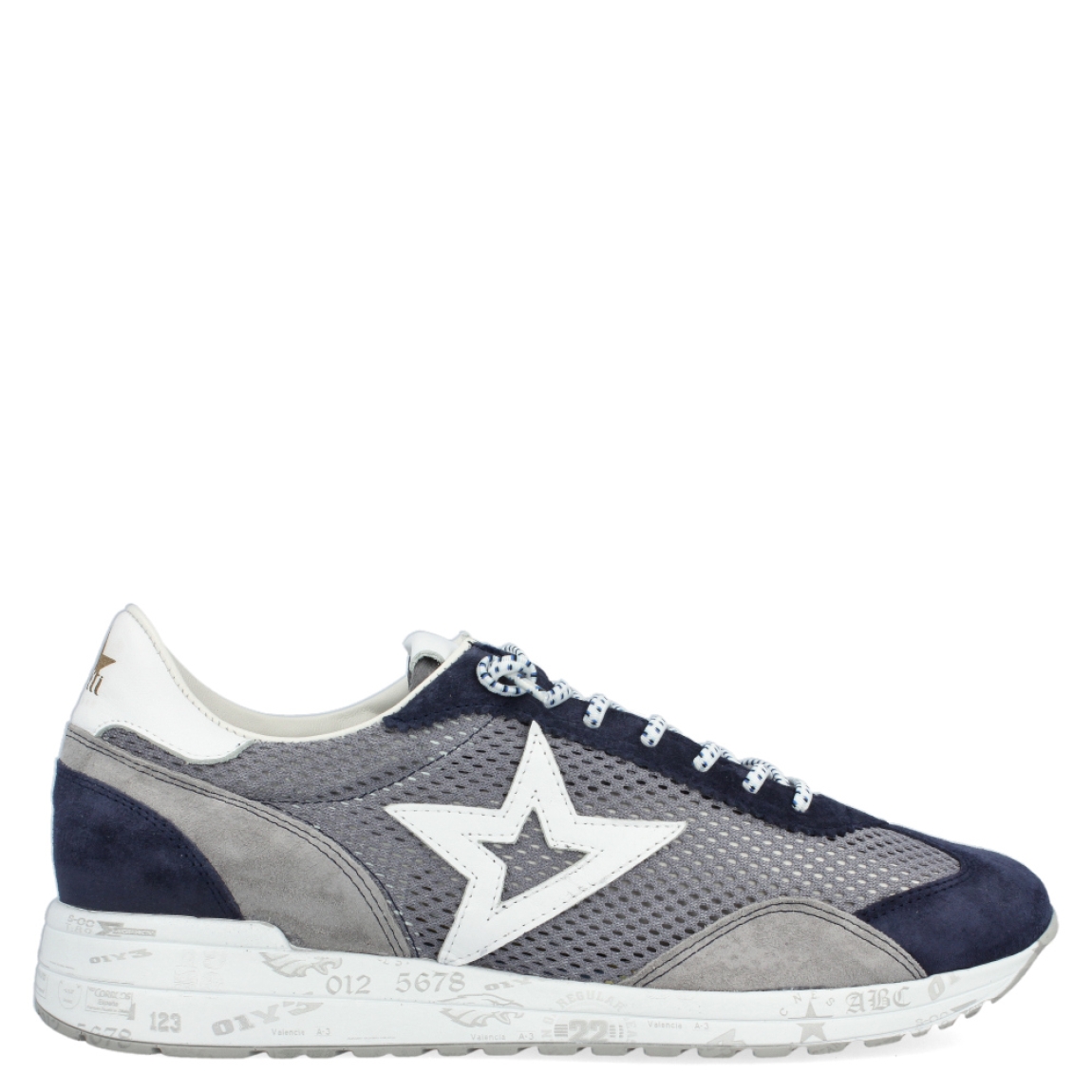 Deprotiva clásica de la marca Cetti, modelo 1259. Exterior de la deportiva de ante de color gris y azul y tela de color azul. Interior de la deportiva en piel de color blanco. Cierre de la deportiva con cordones elásticos. Plantilla de piel acolchada para garantizar el máximo confort. Suela de goma de 2,5 cm de plataforma. La deportiva Cetti 1259 es una deportiva muy cómoda y perfecta para el día a día!