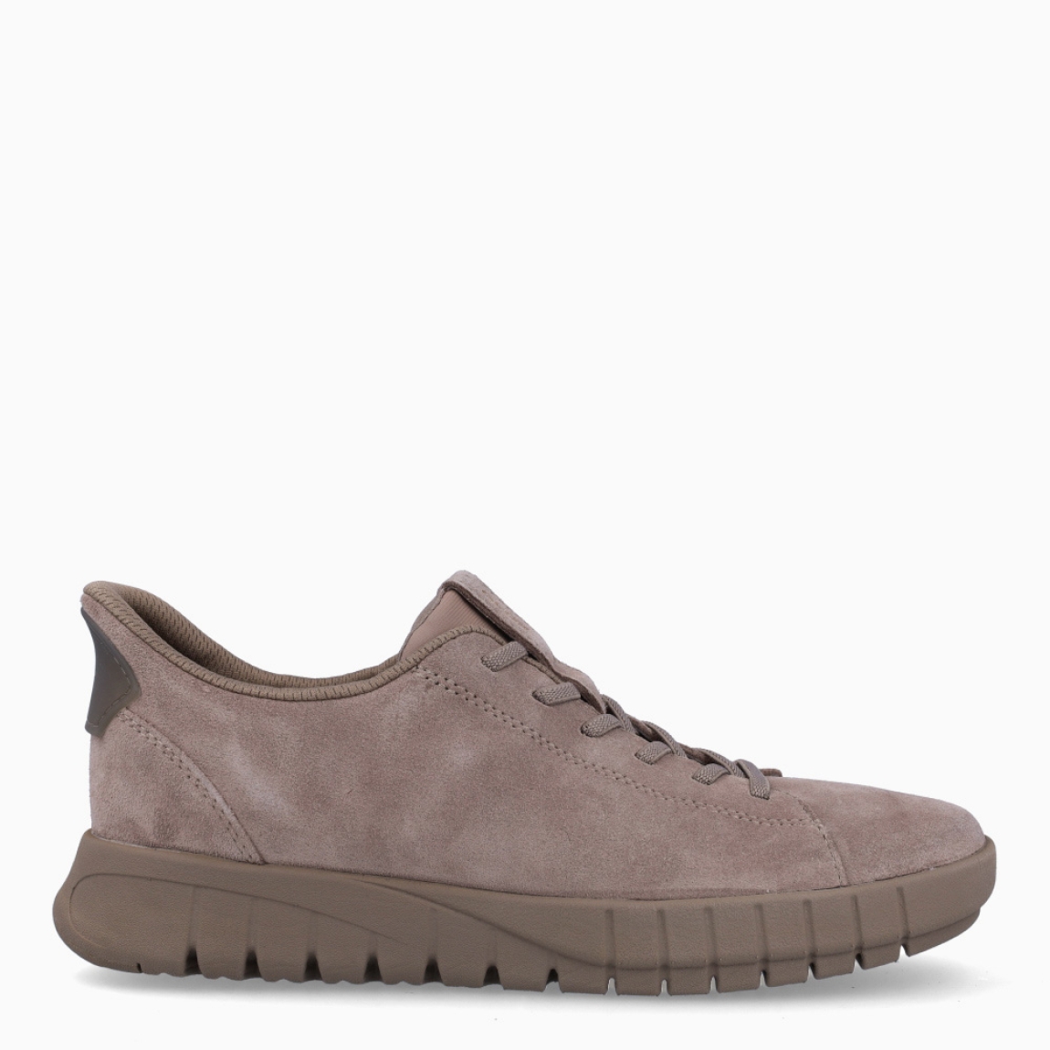 Deportiva clásica de la marca Geox, modelo ERICA. Exterior en ante color taupe. Interior en textil de color marrón. Cierre con cordones. Suela de goma de 2 cm de plataforma. Plantilla desmontable es práctica e higiénica, garantizando la máxima comodidad. ERICA se propone como una revolución del concepto de deportiva, por su excelente nivel de comodidad y amortiguación. Un modelo de estilo emblemático para quienes aman distinguirse pero no quieren renunciar al confort.