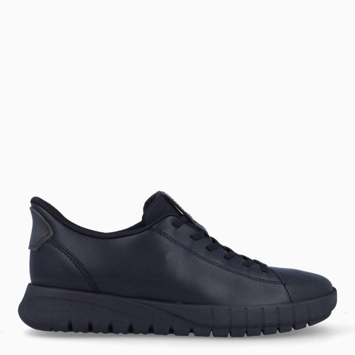 Deportiva clásica de la marca Geox, modelo ERICA. Exterior en piel color negro. Interior en textil de color negro. Cierre con cordones. Suela de goma de 2 cm de plataforma. Plantilla desmontable es práctica e higiénica, garantizando la máxima comodidad. ERICA se propone como una revolución del concepto de deportiva, por su excelente nivel de comodidad y amortiguación. Un modelo de estilo emblemático para quienes aman distinguirse pero no quieren renunciar al confort.