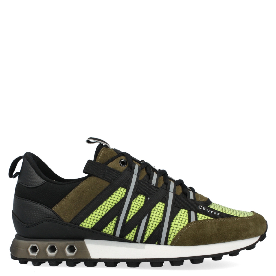 Deportiva de la marca Cruyff, modelo Fearia Hex-Tech. Exterior de la deportiva en nylon de color verde con detalles en color kaki. Interior de la deportiva en textil de color negro. Cierre de la deportiva con cordones. Suela de goma dentada de 2 cm. Los tubos hexagonales son diseñados para permitir la entrada de aire a la parte posterior de la zapatilla, proporcionando un extra de soporte al pie. Plantilla muy cómoda, acolchada para garantizar el máximo confort. La deportiva Cruyff Fearia Hex-Tech es una nueva y exclusiva technología de Cruyff que mejora el rendimiento gracias a una mayor amortiguación.