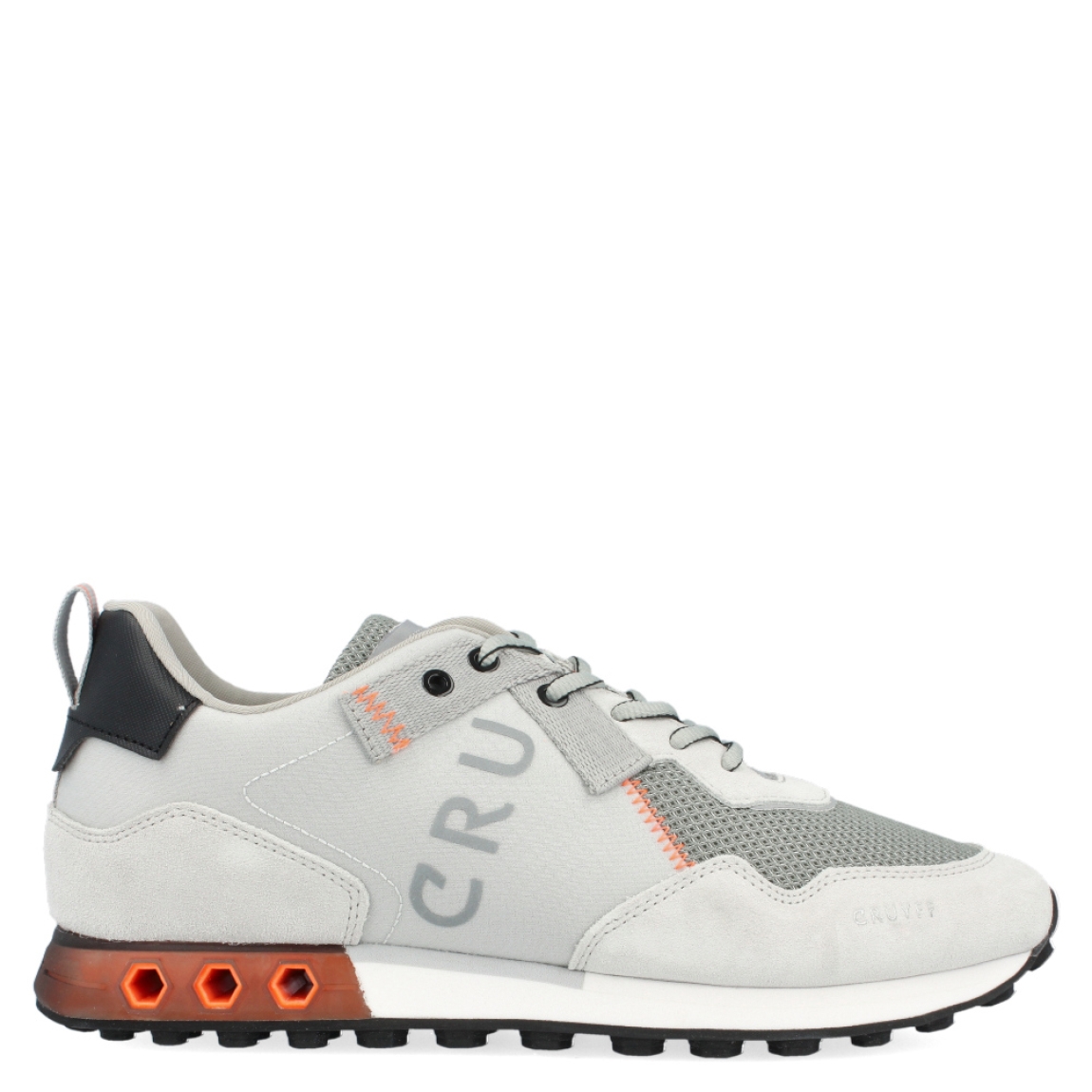 Deportiva de la marca Cruyff, modelo Superbia Hex-Tech. Exterior de la deportiva en nylon de color gris. Interior de la deportiva en textil de color gris. Cierre de la deportiva con cordones. Suela de goma dentada de 2 cm. Los tubos hexagonales son diseñados para permitir la entrada de aire a la parte posterior de la zapatilla, proporcionando un extra de soporte al pie. Plantilla muy cómoda, acolchada para garantizar el máximo confort. La deportiva Cruyff Superbia Hex-Tech es una nueva y exclusiva technología de Cruyff que mejora el rendimiento gracias a una mayor amortiguación.